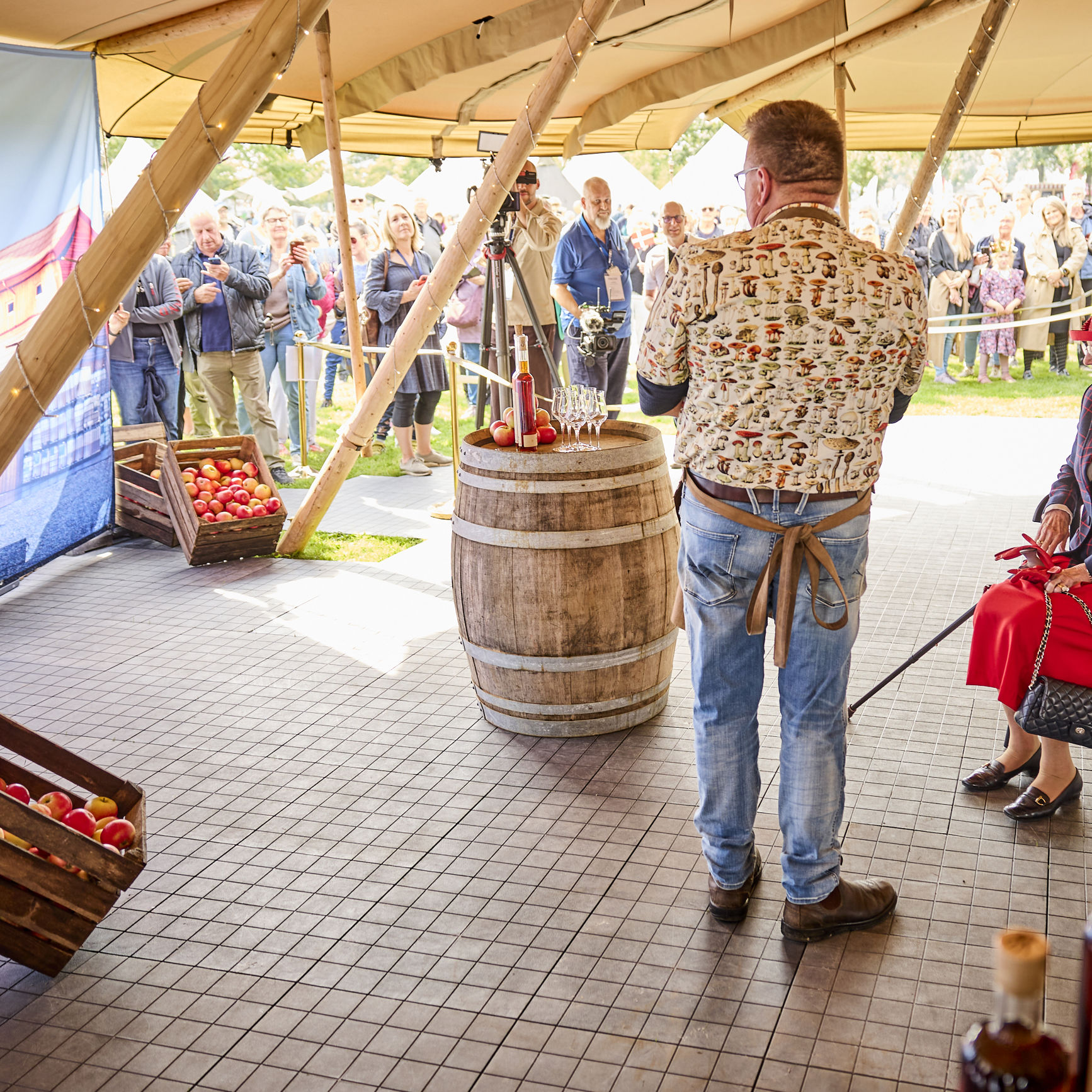 Dronningen ved Cold Hand Winerys stand i Tronholmparken