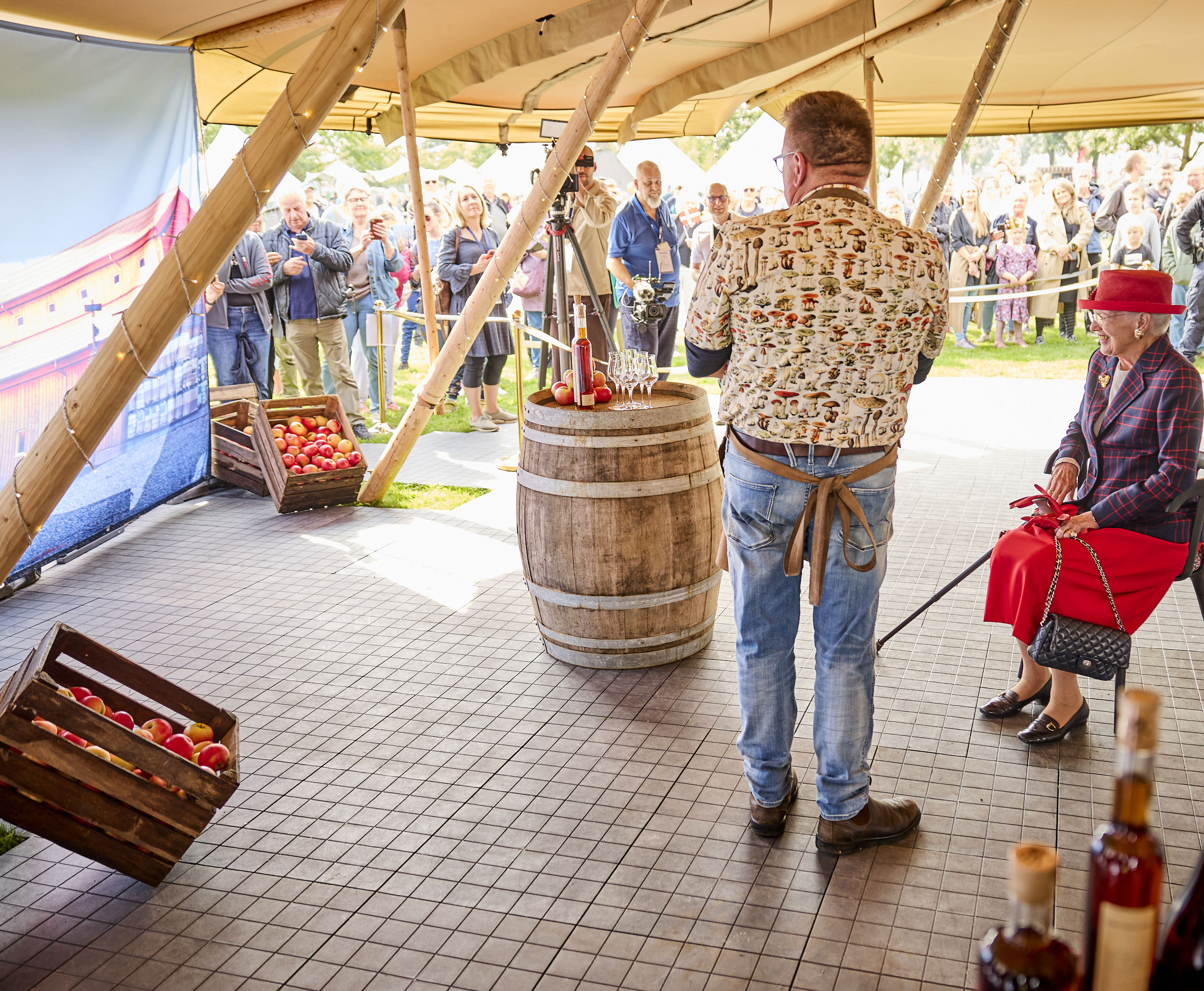 Dronningen ved Cold Hand Winerys stand i Tronholmparken