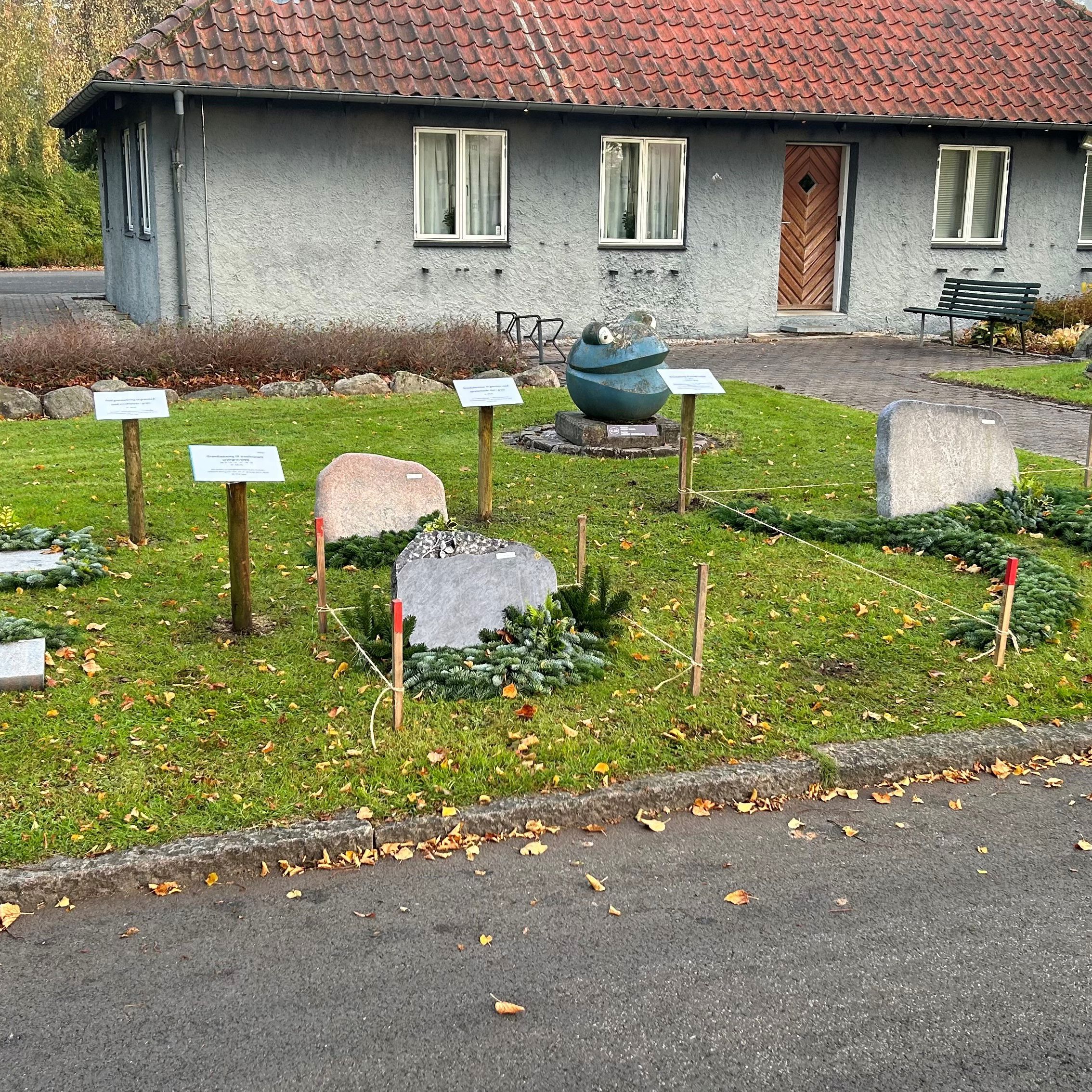 Udstillingen foran kirkegårdskontoret på Nordre Kirkegård