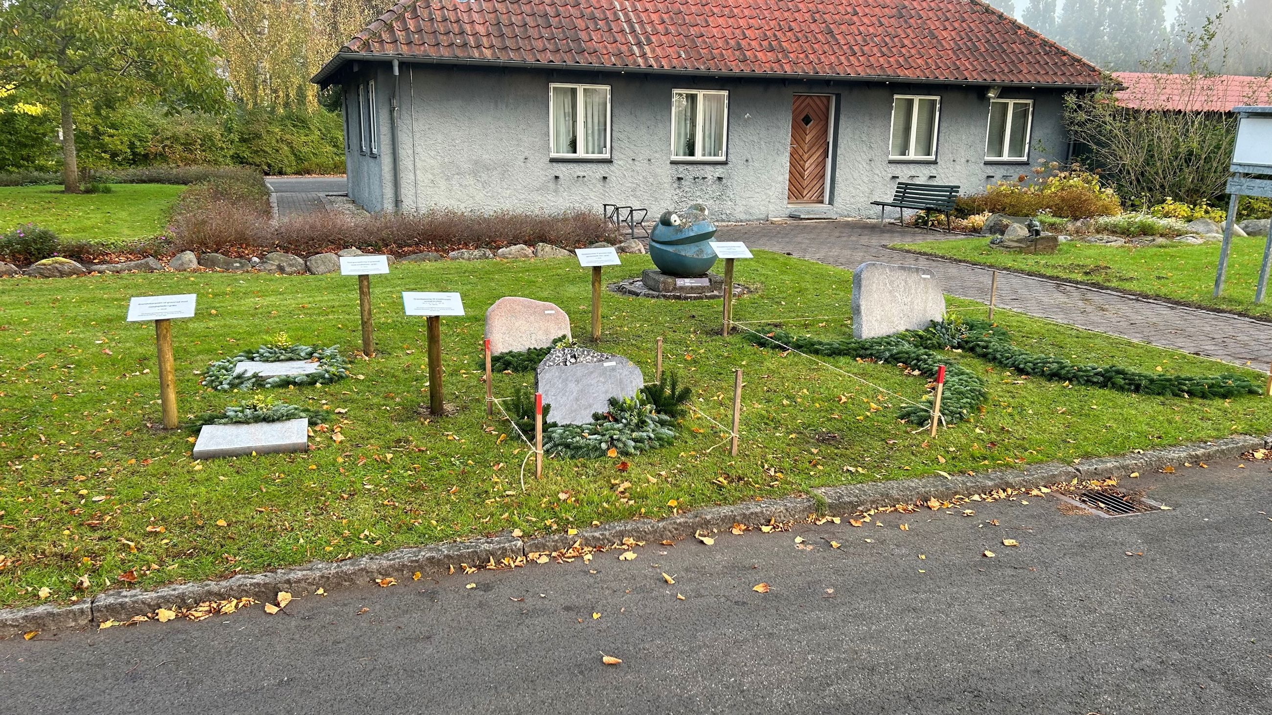 Udstillingen foran kirkegårdskontoret på Nordre Kirkegård