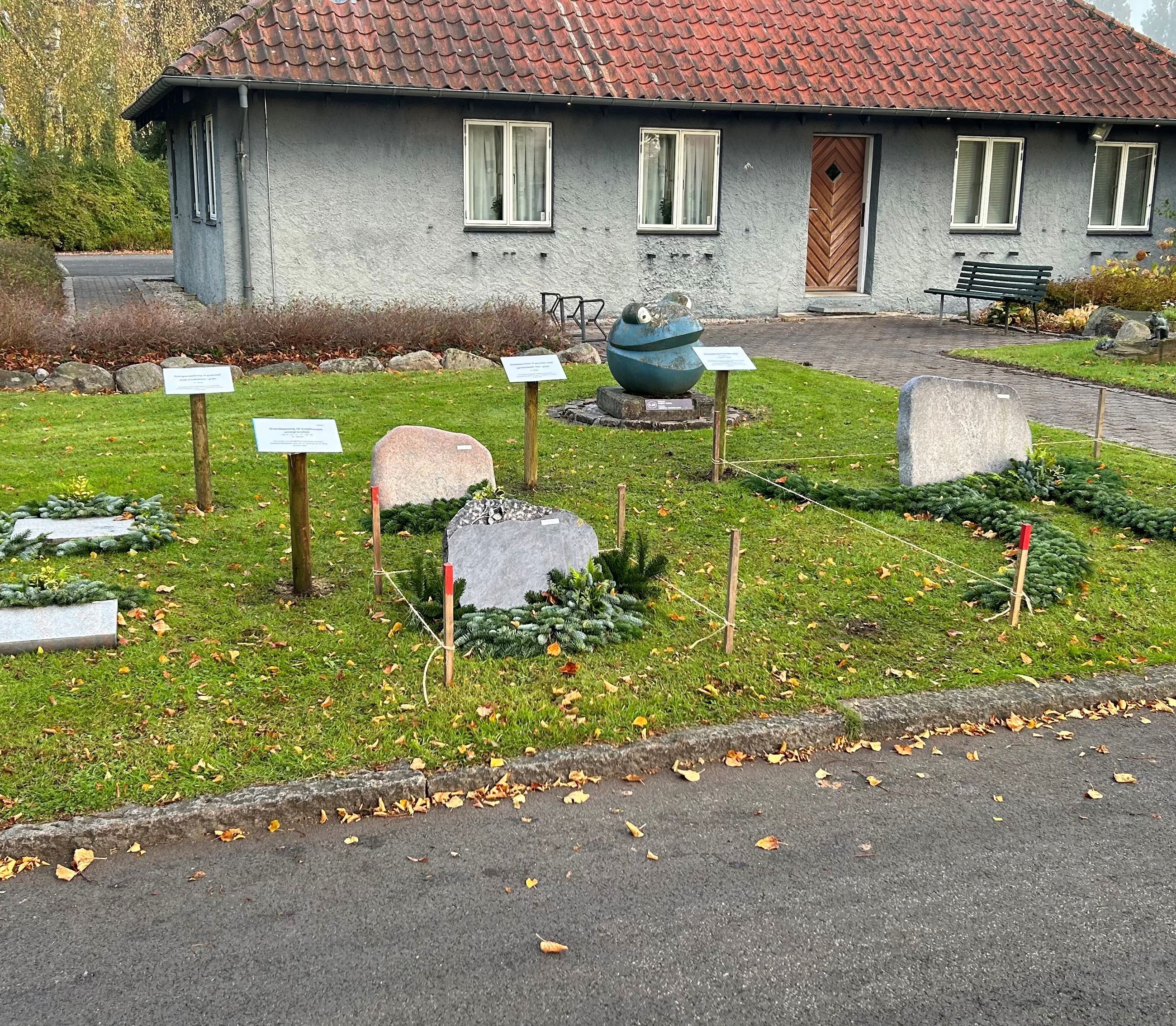 Udstillingen foran kirkegårdskontoret på Nordre Kirkegård
