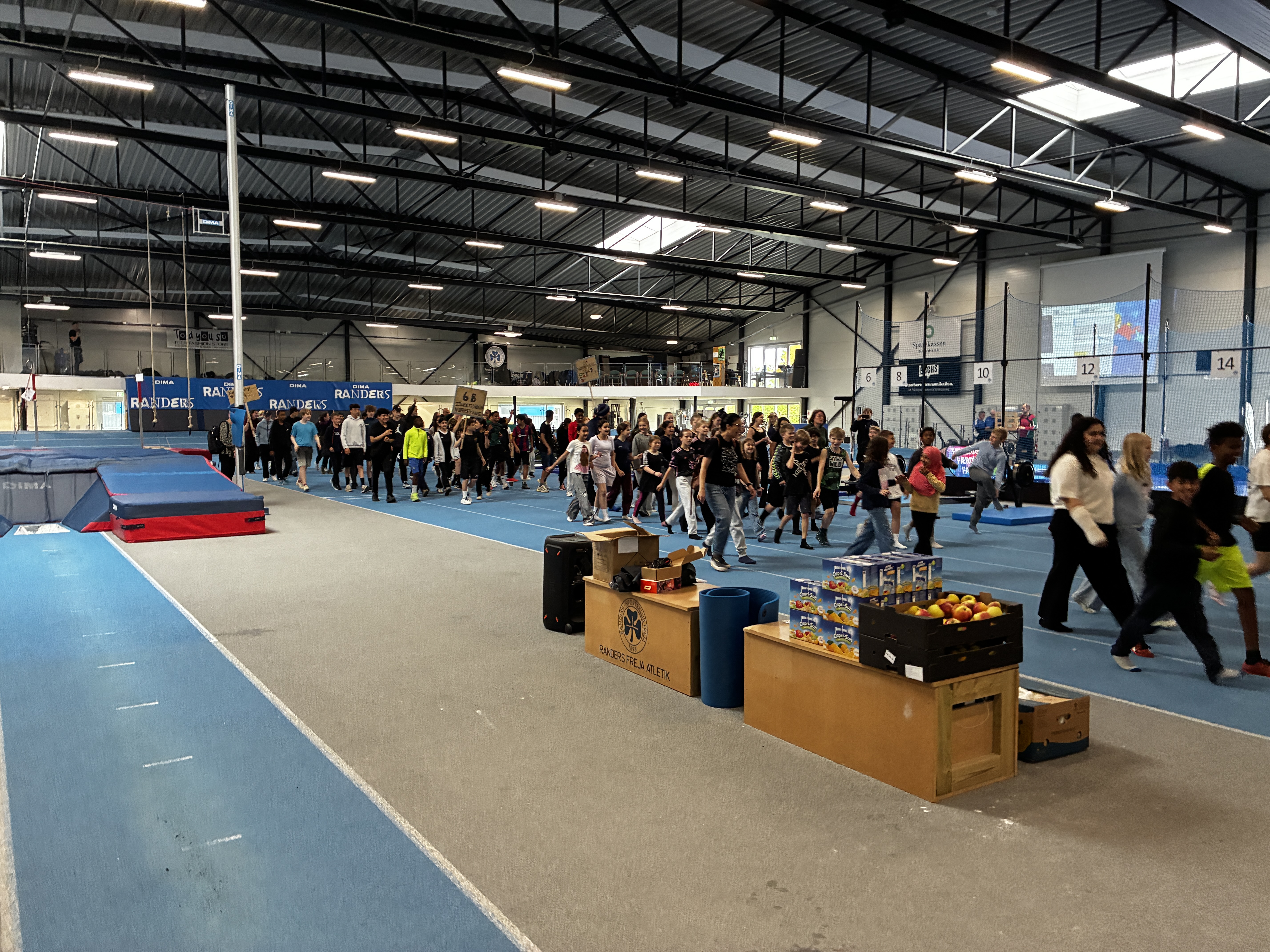 Indmarch til Skole OL med alle de deltagende elever