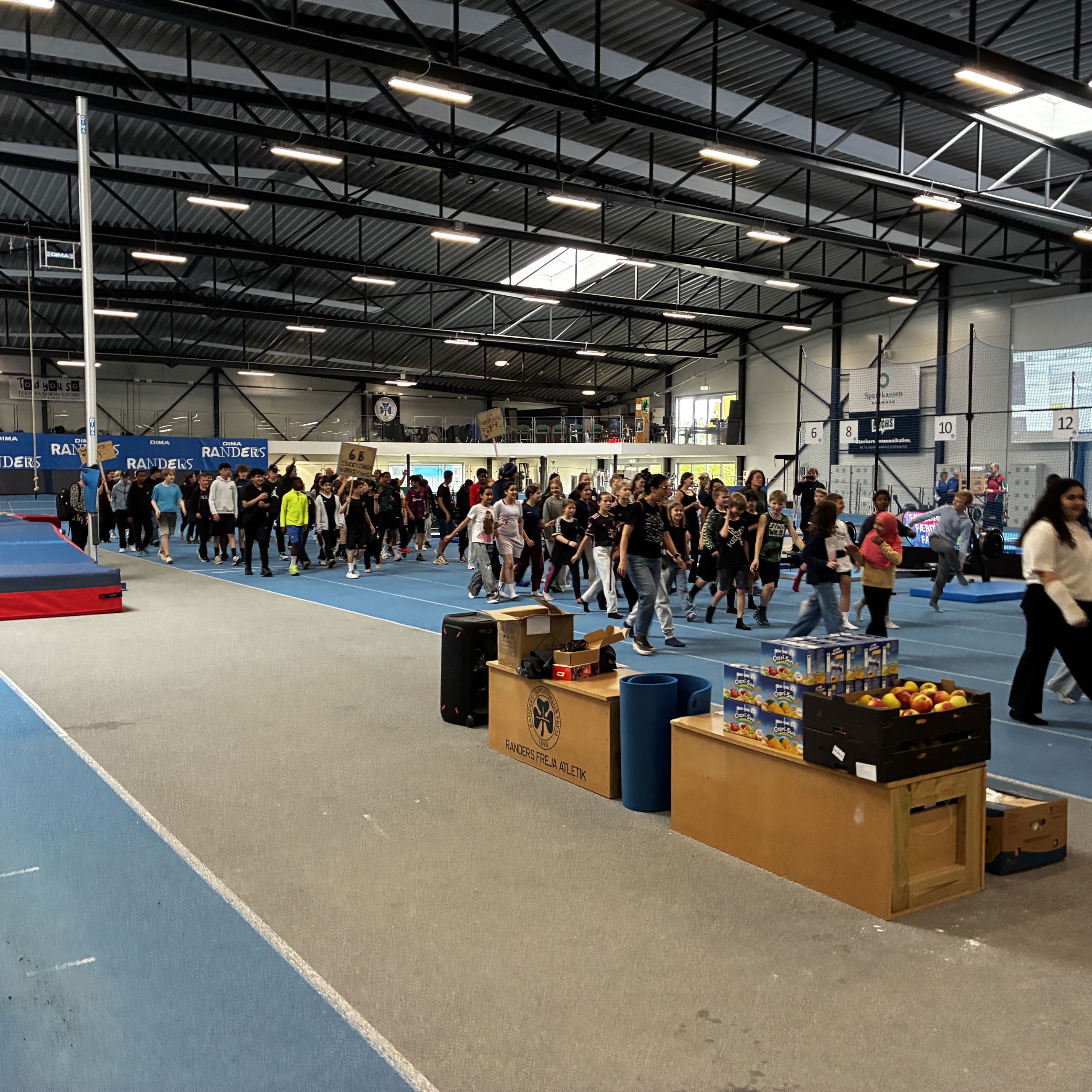 Indmarch til Skole OL med alle de deltagende elever