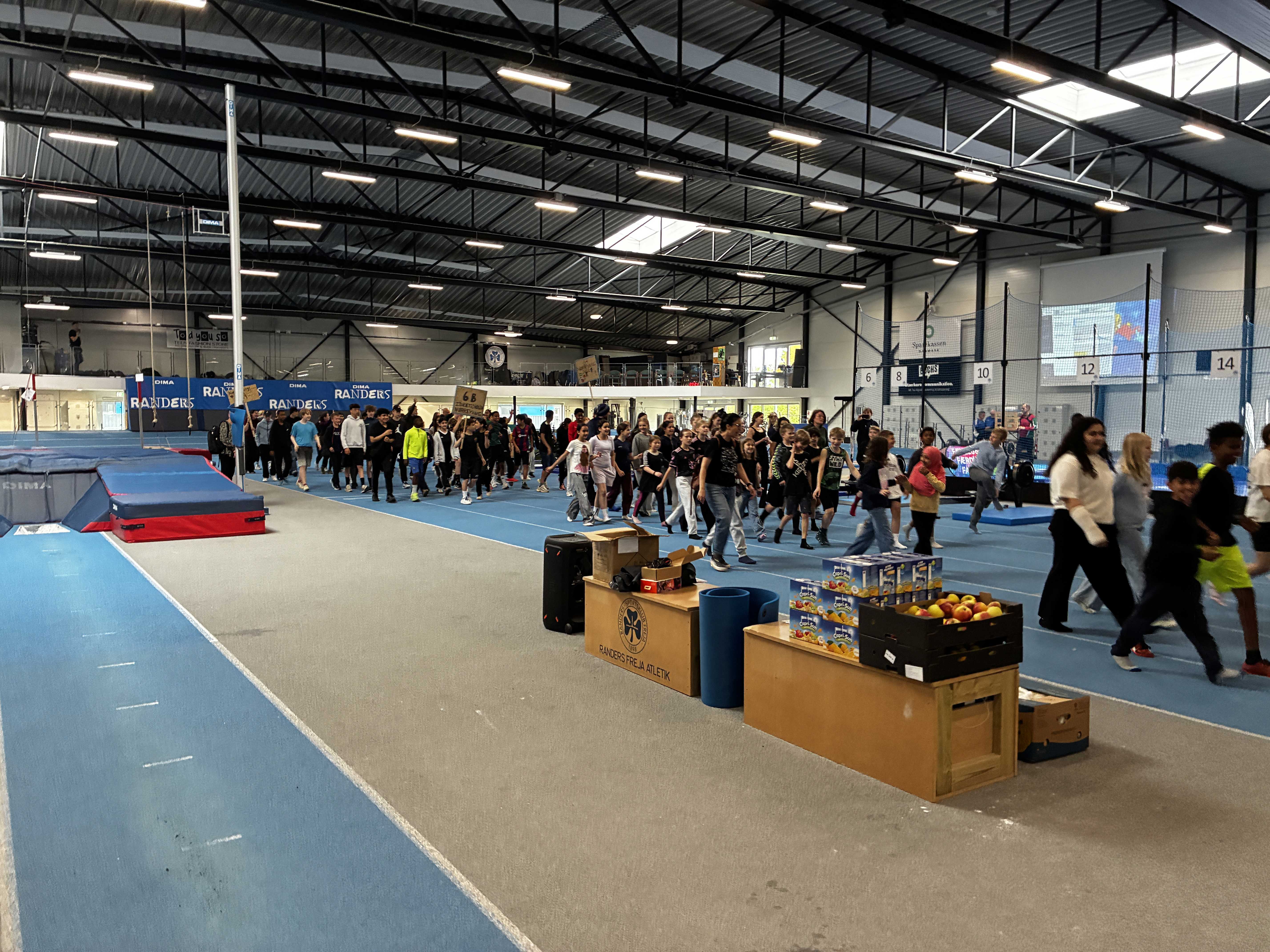 Indmarch til Skole OL med alle de deltagende elever