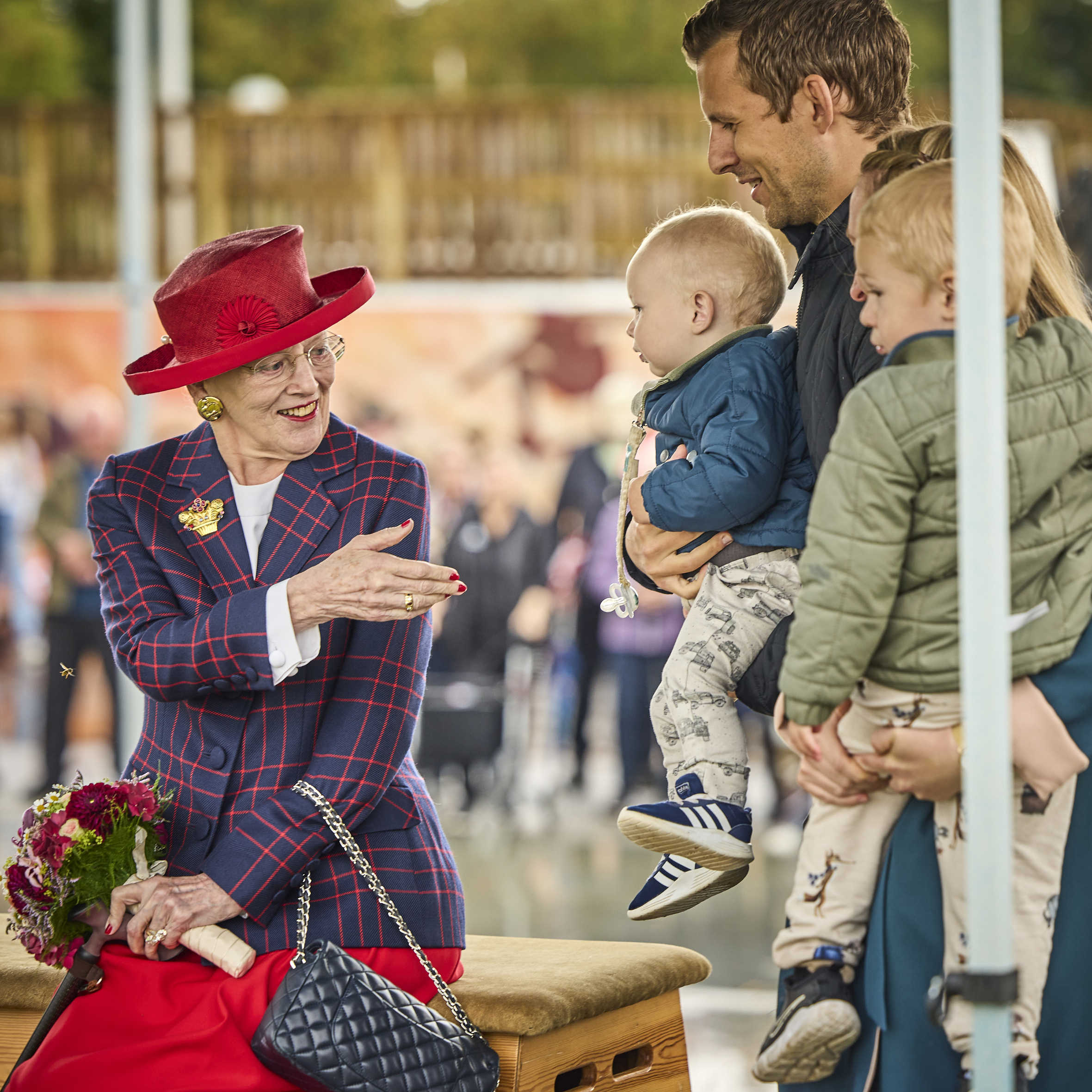 Dronningen hilser på familie i Øster Bjerregrav