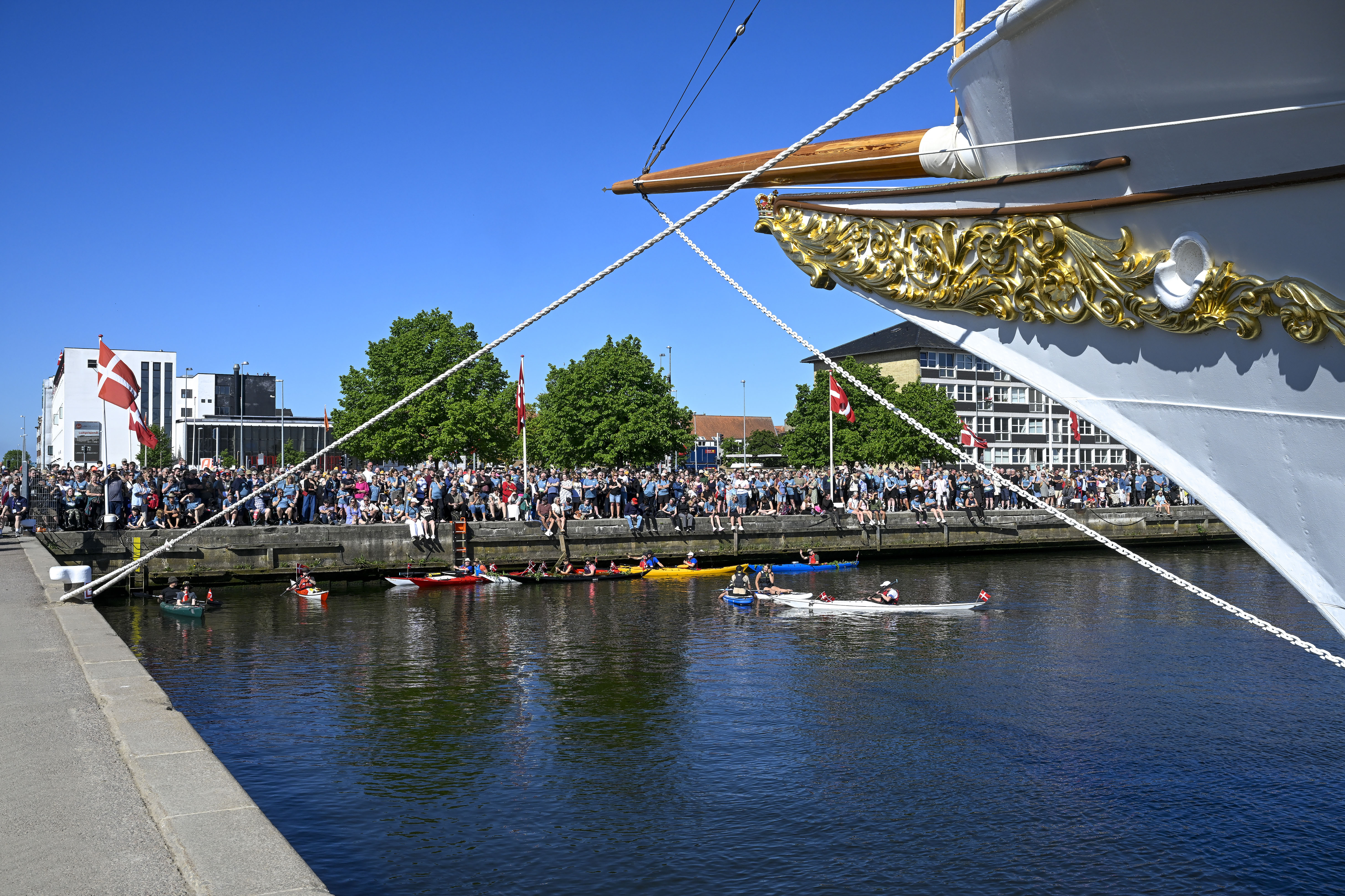 Publikum på land og til vand modtager Kongen på Randers Havn