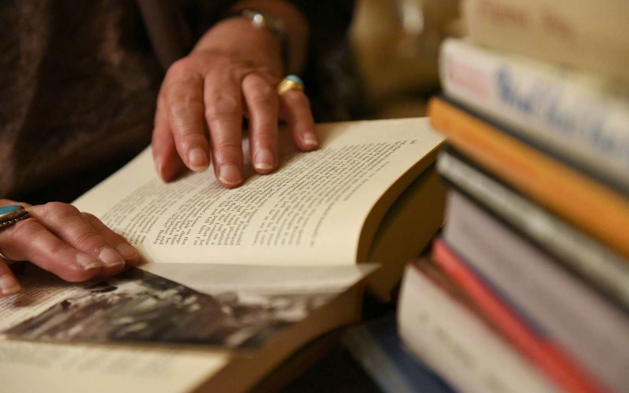 Ældre dame læser bog