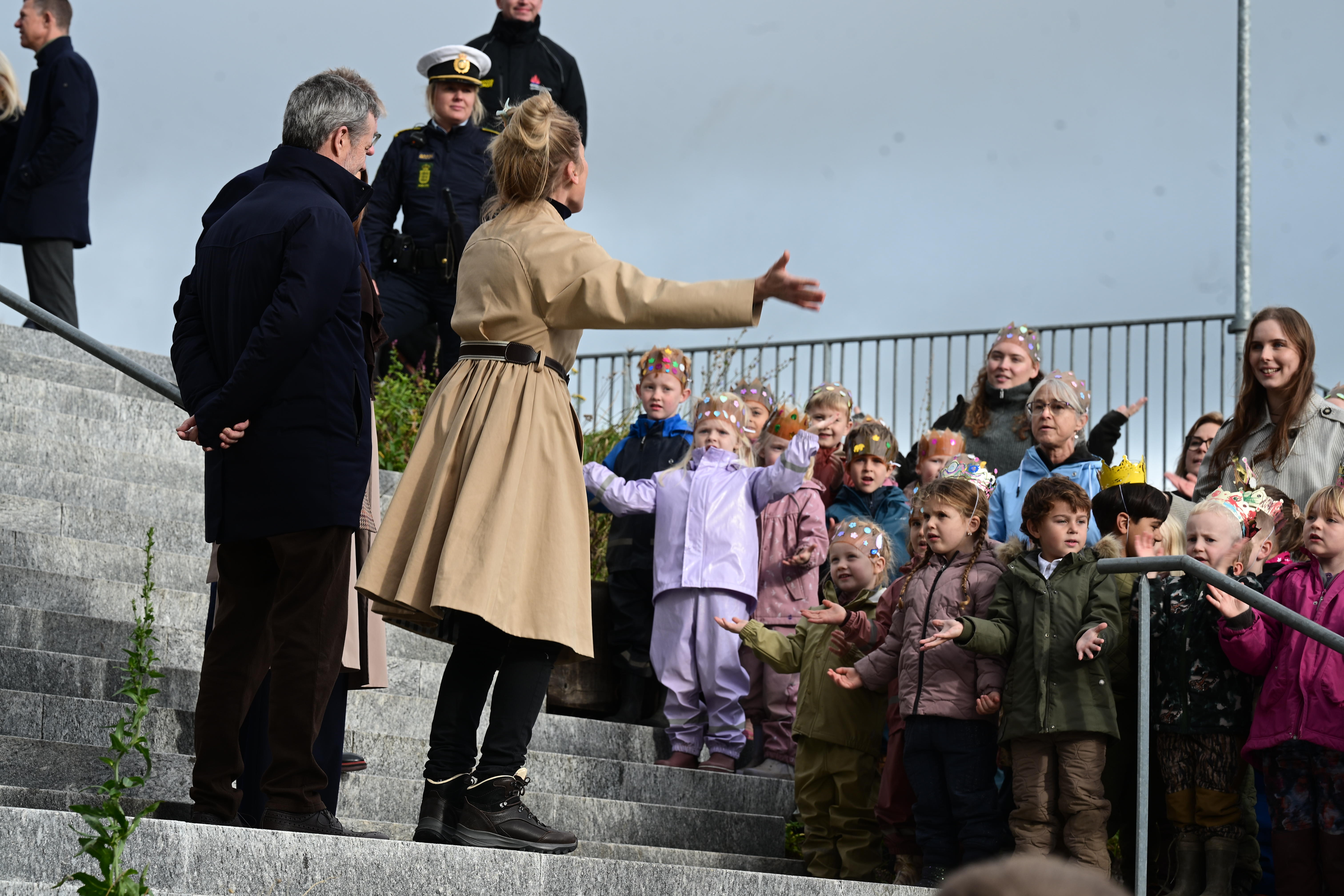 Børn synger for Kongeparret på Thors Trappe