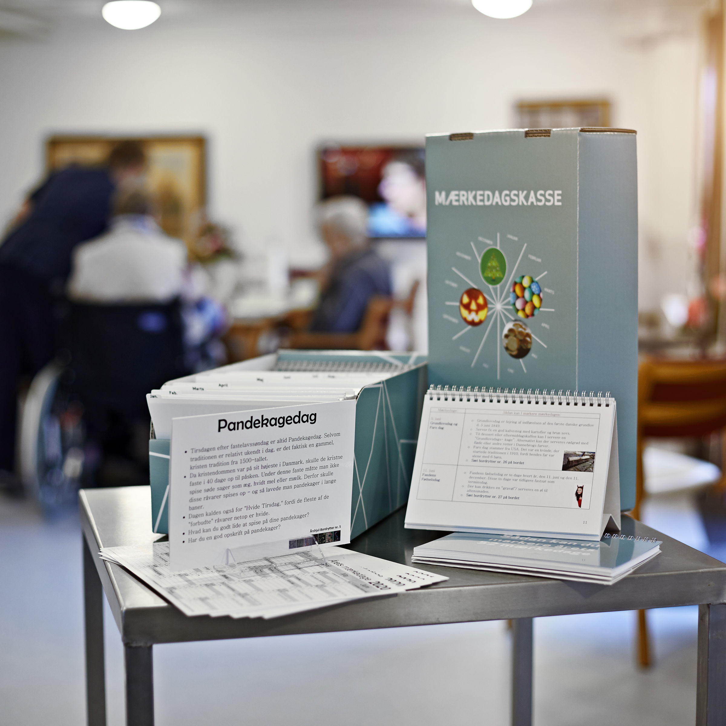 Mærkedagkassen med tilhørende kalender fremvises på bord