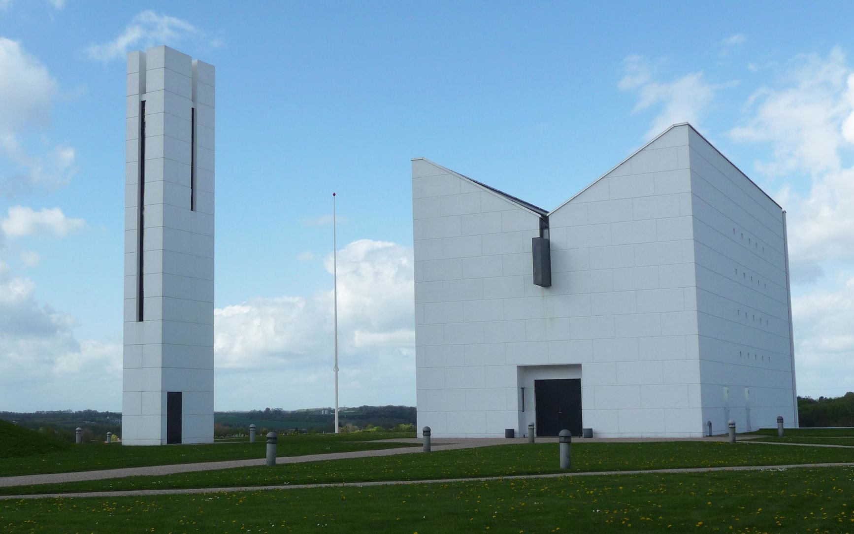 Enghøj Kirke og klokketårn