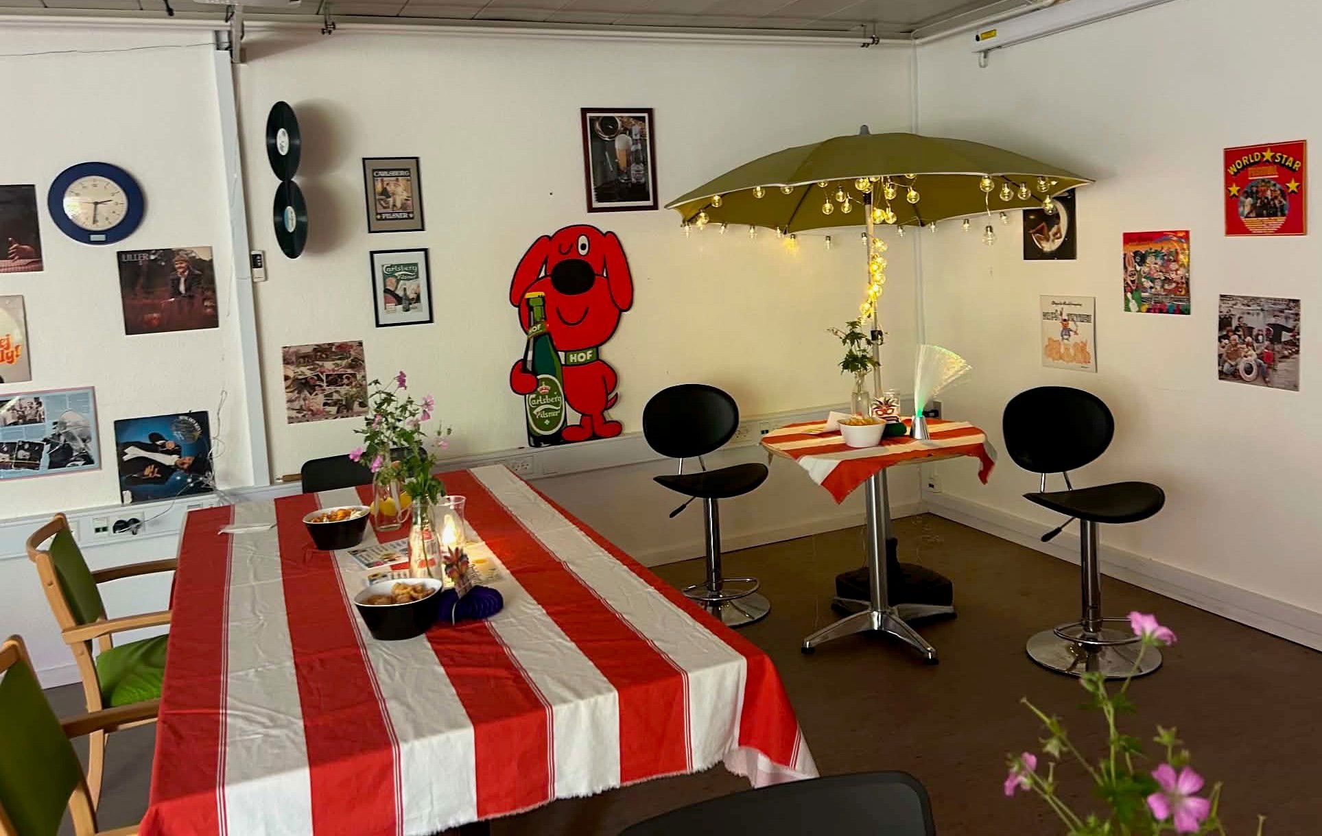 Tirsdalens Plejecenter ville skabe en hyggelig fredagsbar. De havde ønsket sig barstole, barskilte og andet pynt for for en festlig stemning