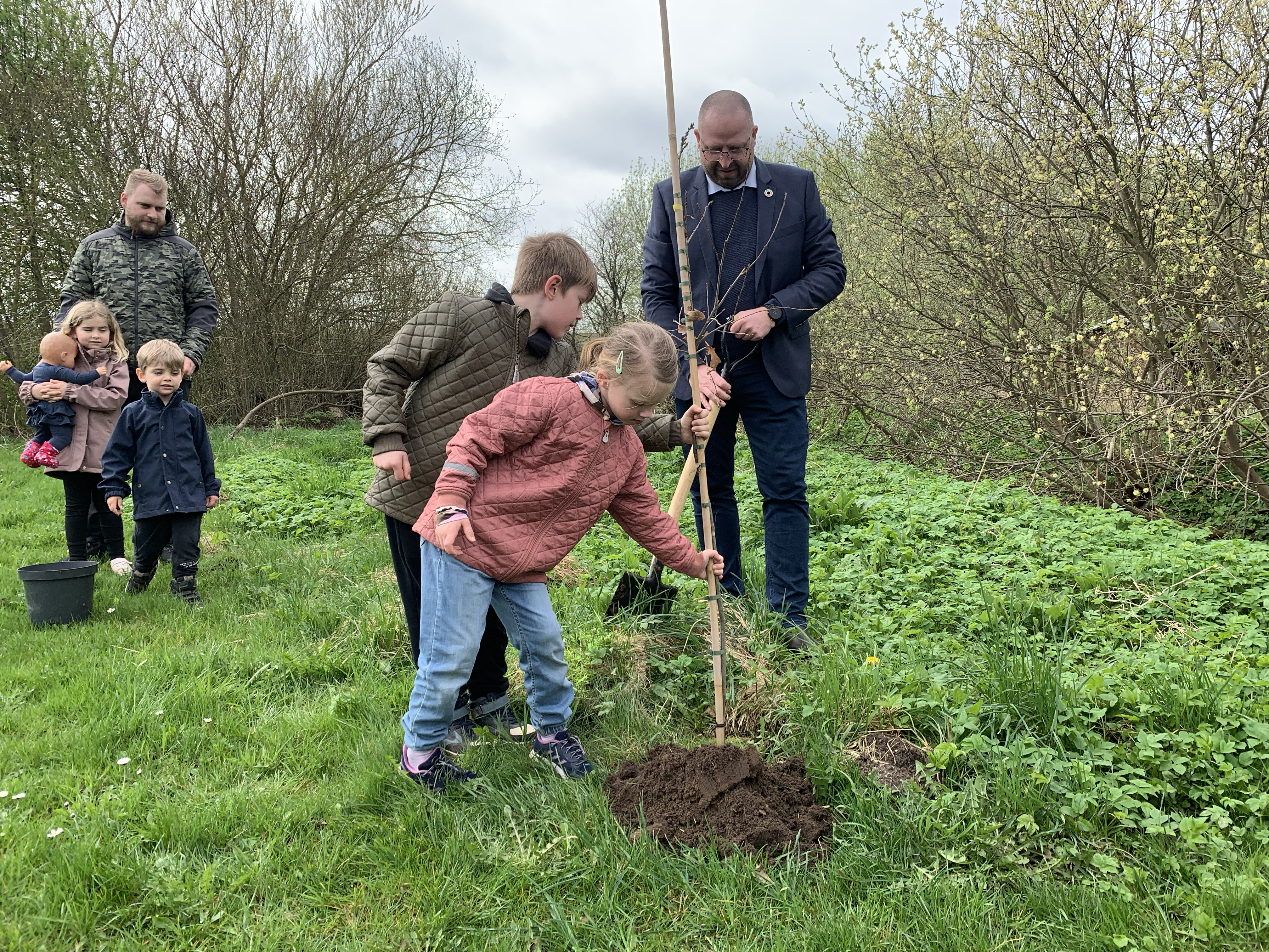 Plantning af træer i forbindelse med fejringen af borger nr. 100.000 i Uggelhuse