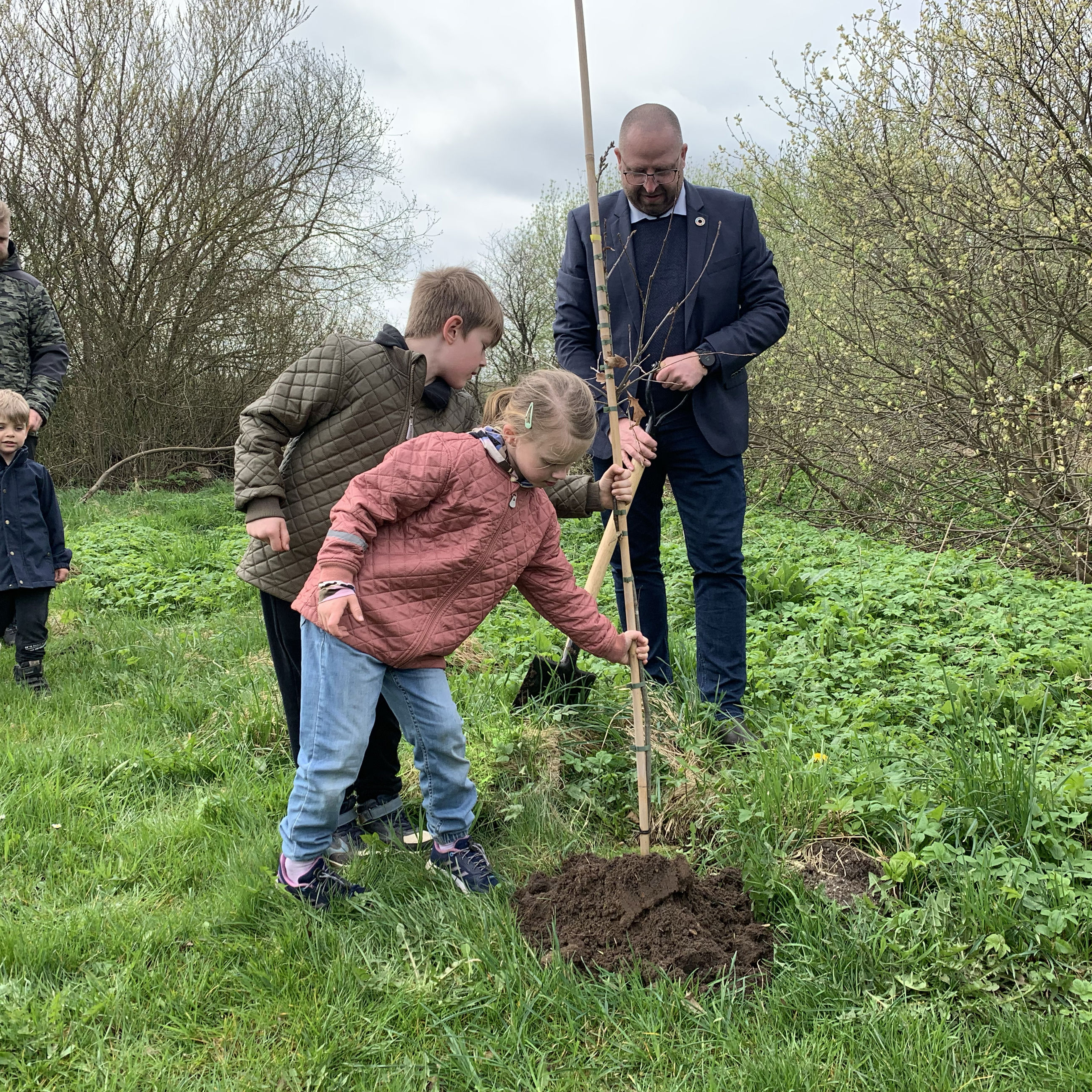 Plantning af træer i forbindelse med fejringen af borger nr. 100.000 i Uggelhuse