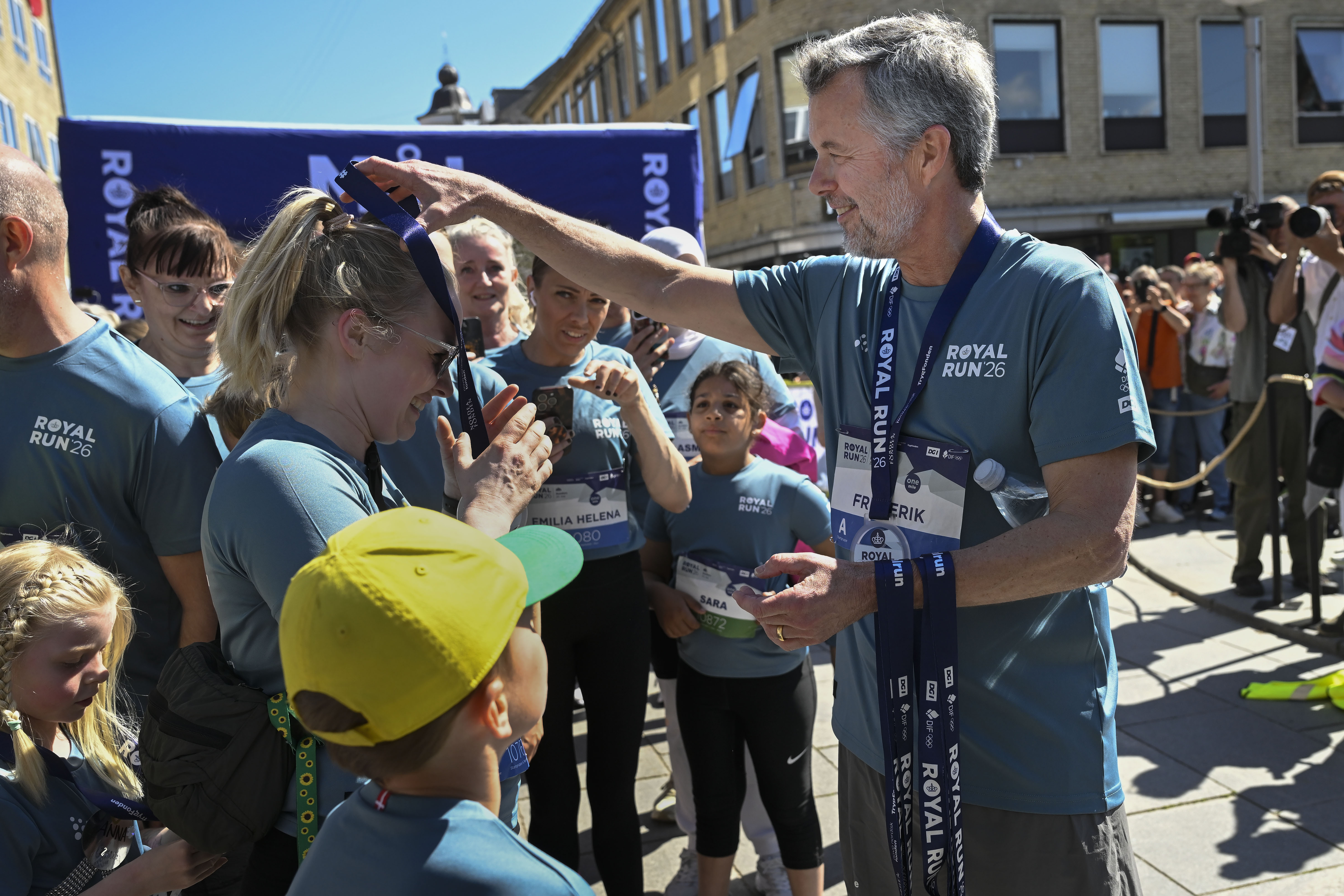 Kongen deler medaljer ud i målområdet