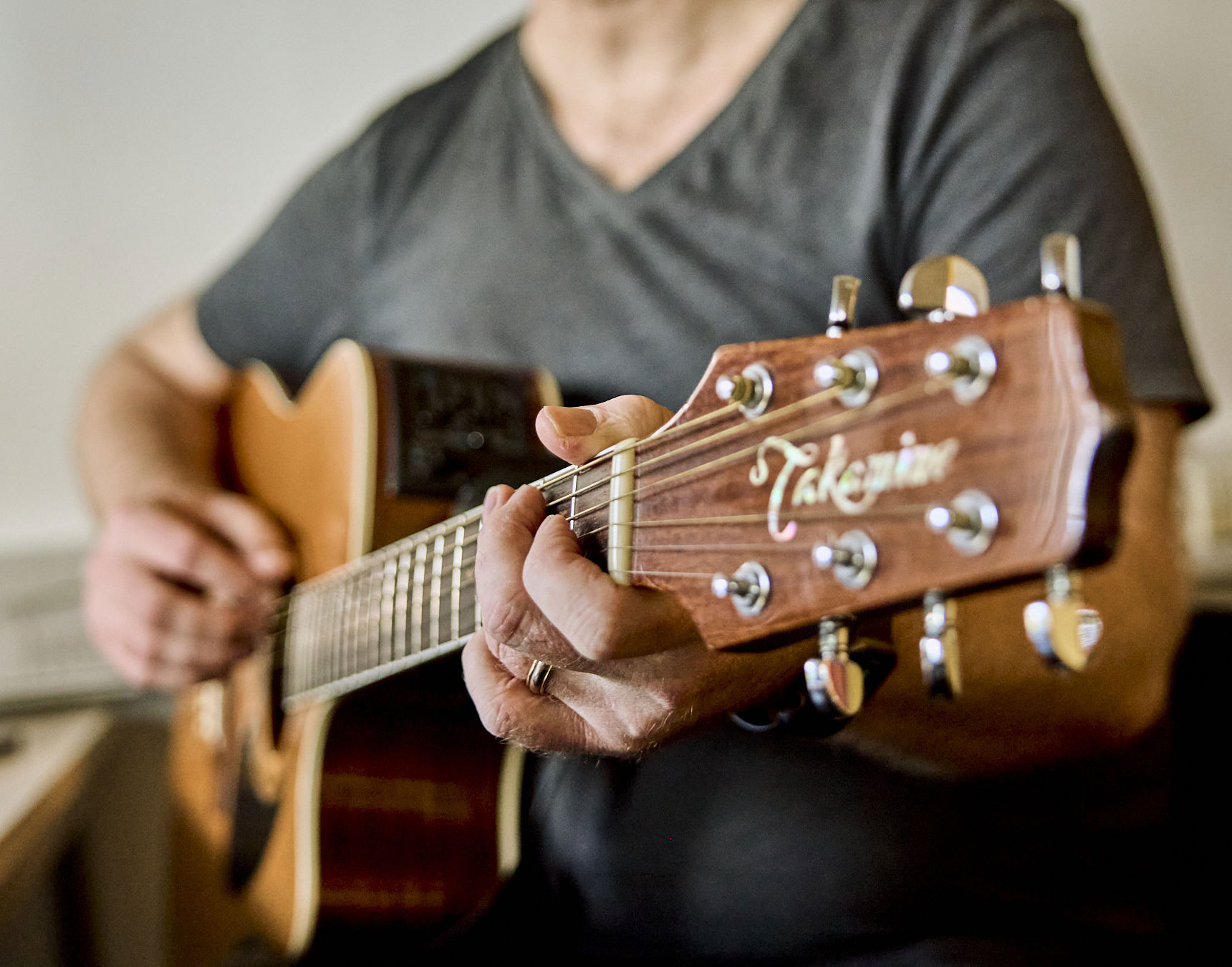 Guitarist spiller på guitar