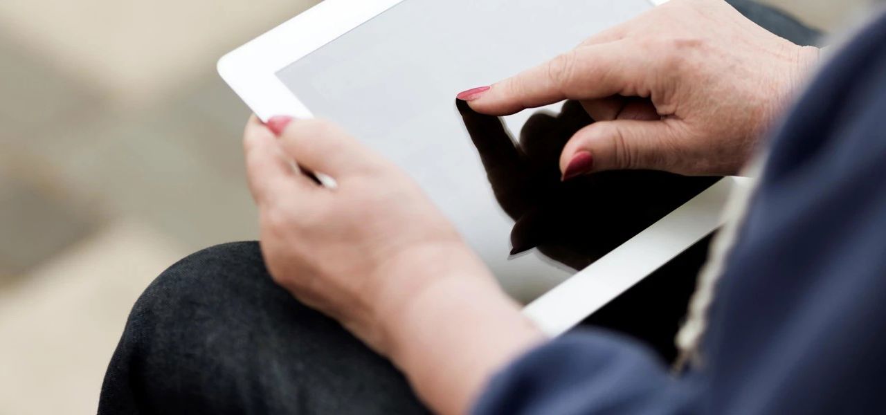 Kvinde sidder med Ipad