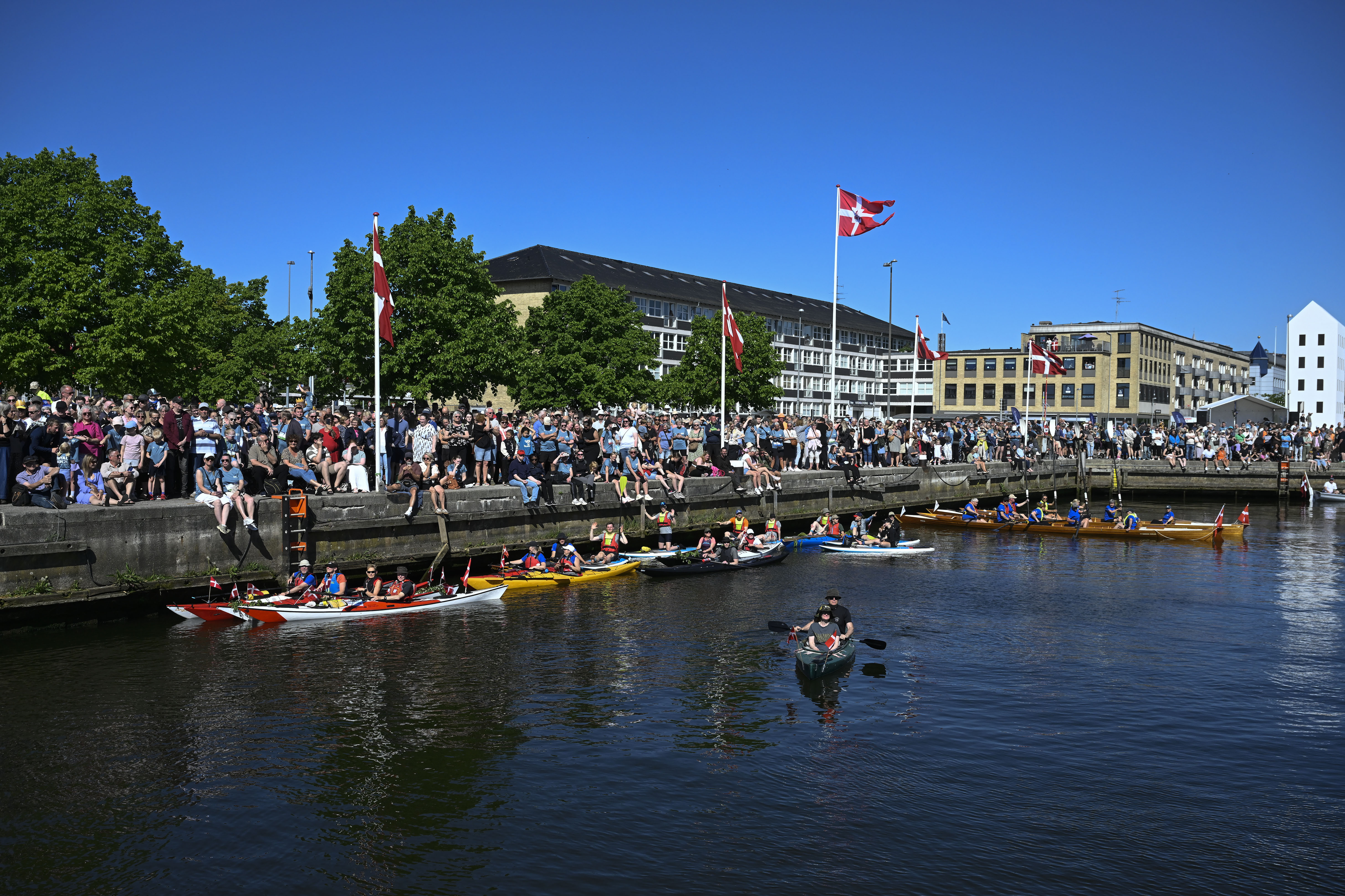 Publikum på land og til vand modtager Kongen på Randers Havn