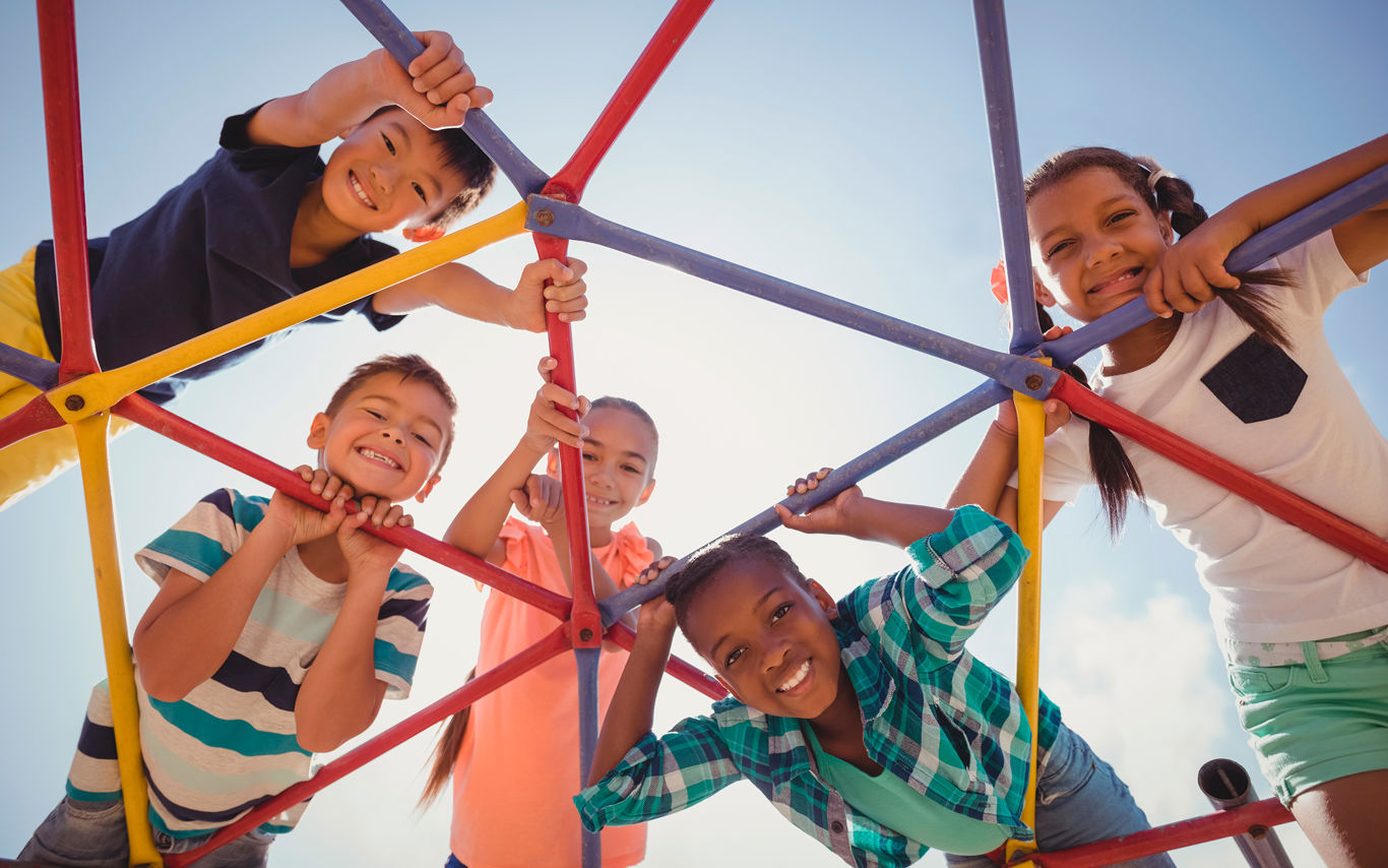 Børn i klatrestativ