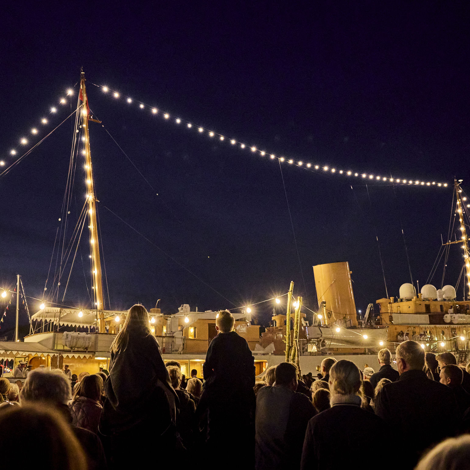 Kongeskibet Dannebrog i Randers Havn om aftenen