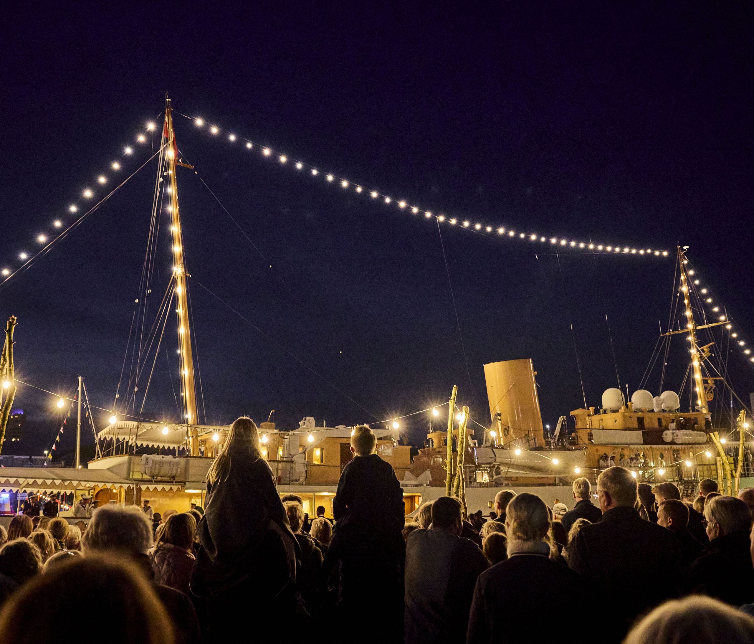 Kongeskibet Dannebrog i Randers Havn om aftenen