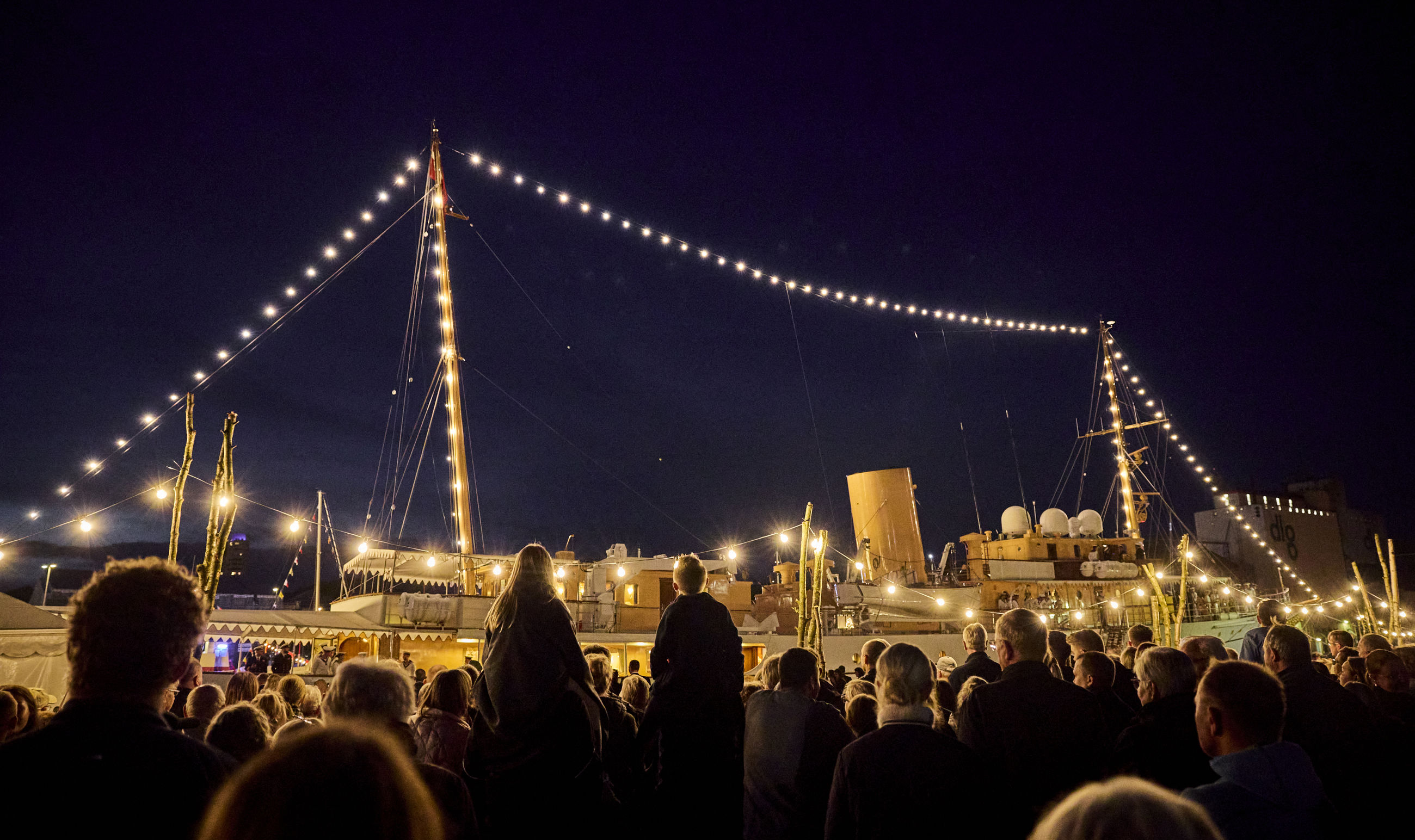 Kongeskibet Dannebrog i Randers Havn om aftenen