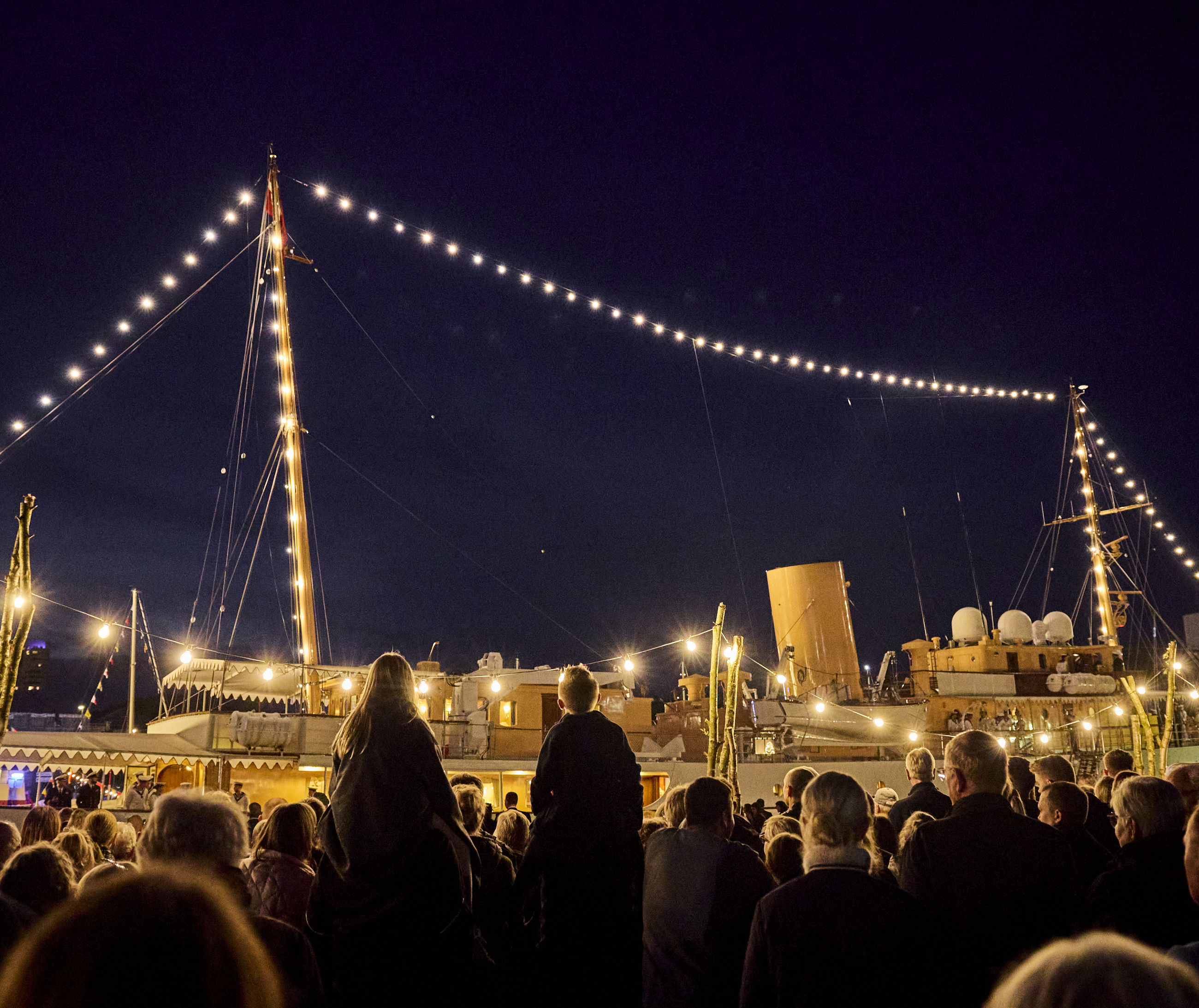 Kongeskibet Dannebrog i Randers Havn om aftenen