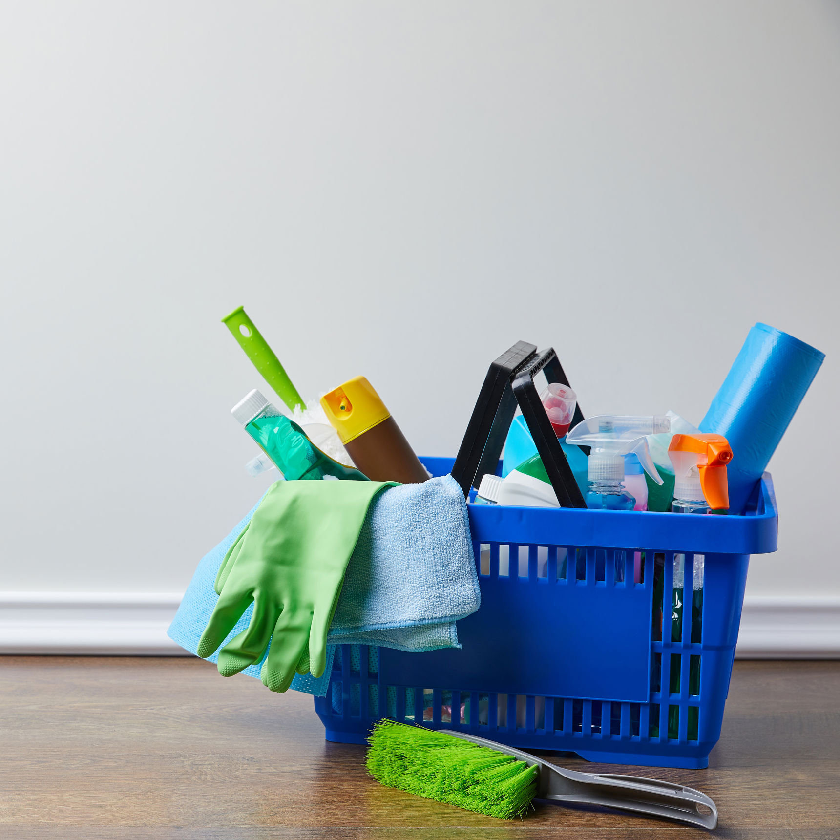Kurv med rengøringsmidler