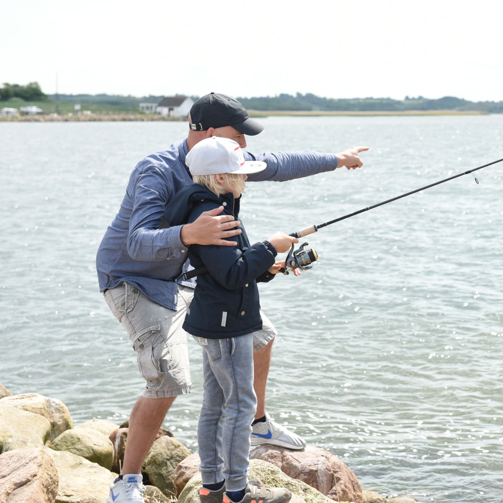 Far og søn med fiskestang