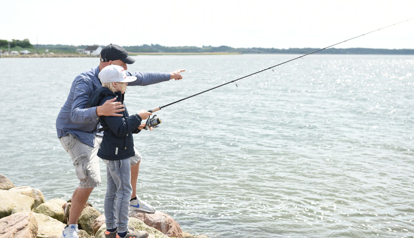 Far og søn med fiskestang