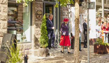 Dronningen udenfor Rhanders Handsker