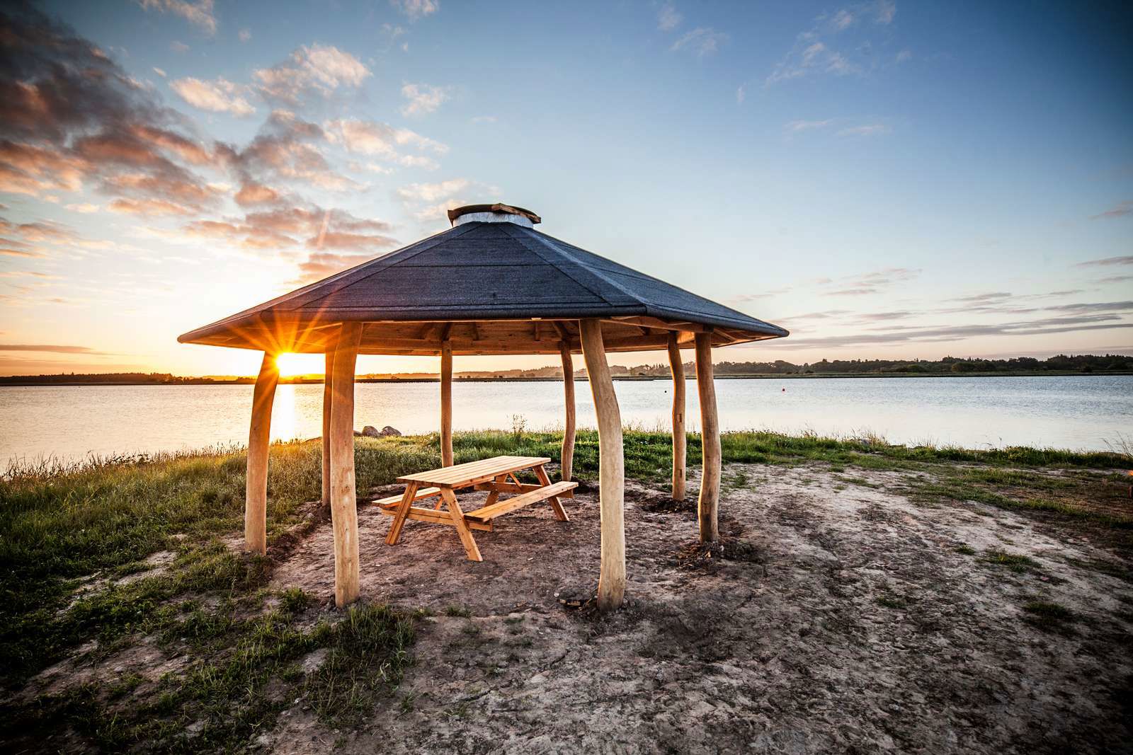 Pavillon i træ med bordbænke-sæt
