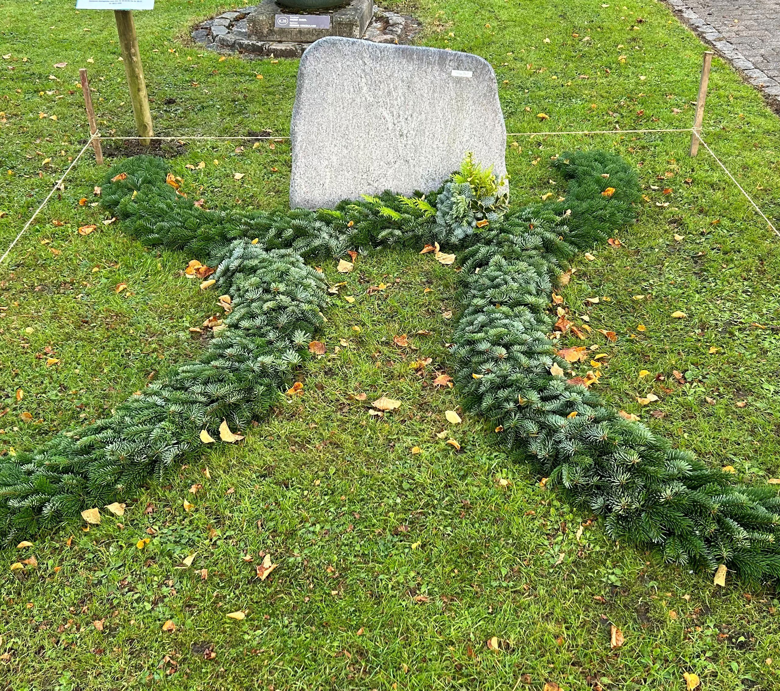 Udsmykning af traditionelt kistegravested