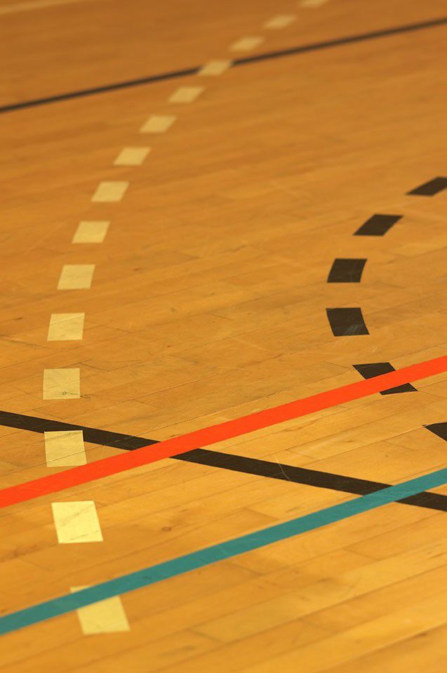 Trægulv med opstregning i sportshal
