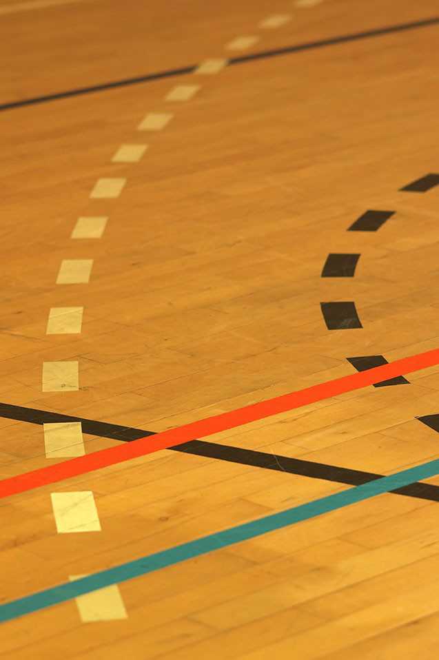 Trægulv med opstregning i sportshal