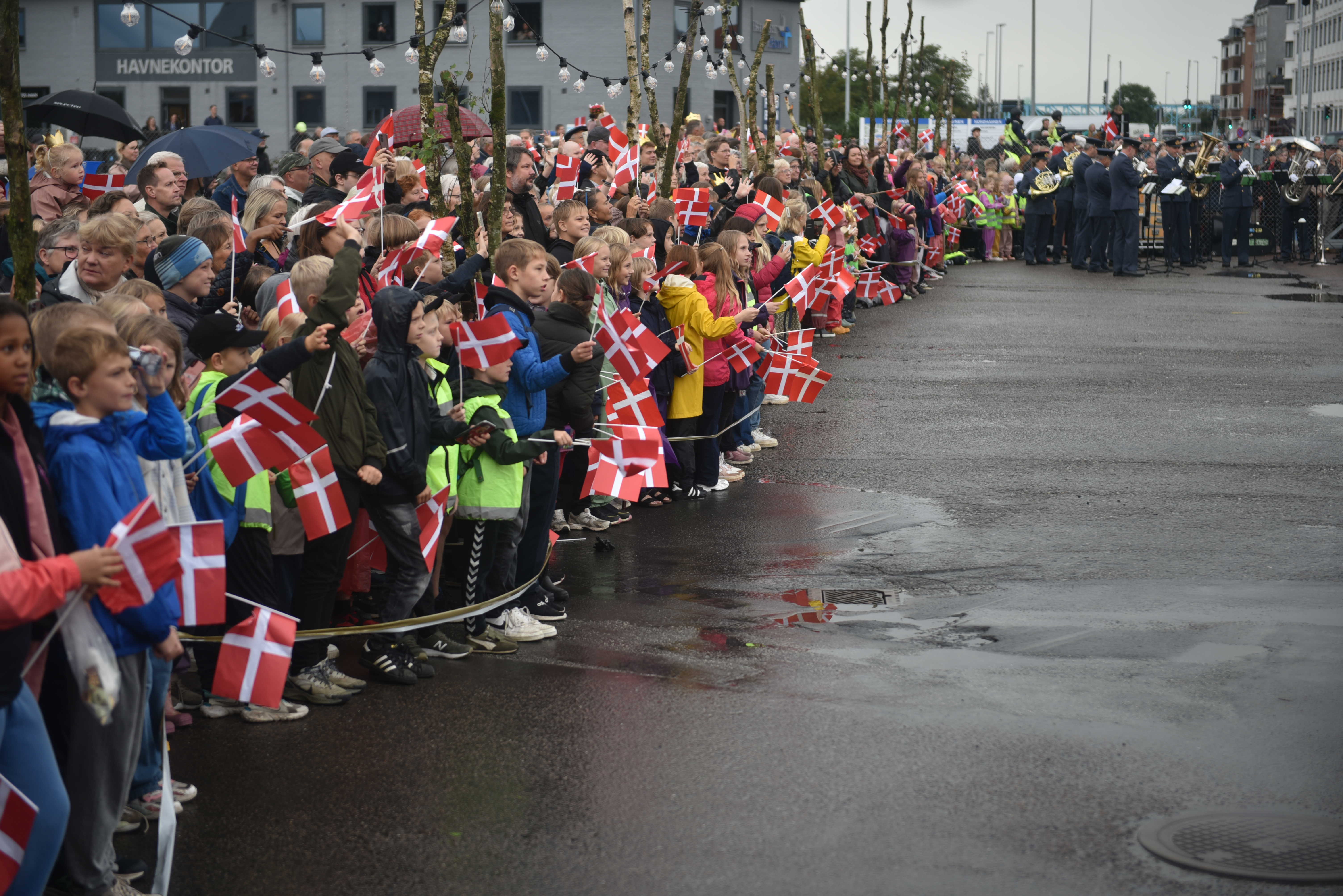 Folk står klar til at modtage Dronningen på havnen