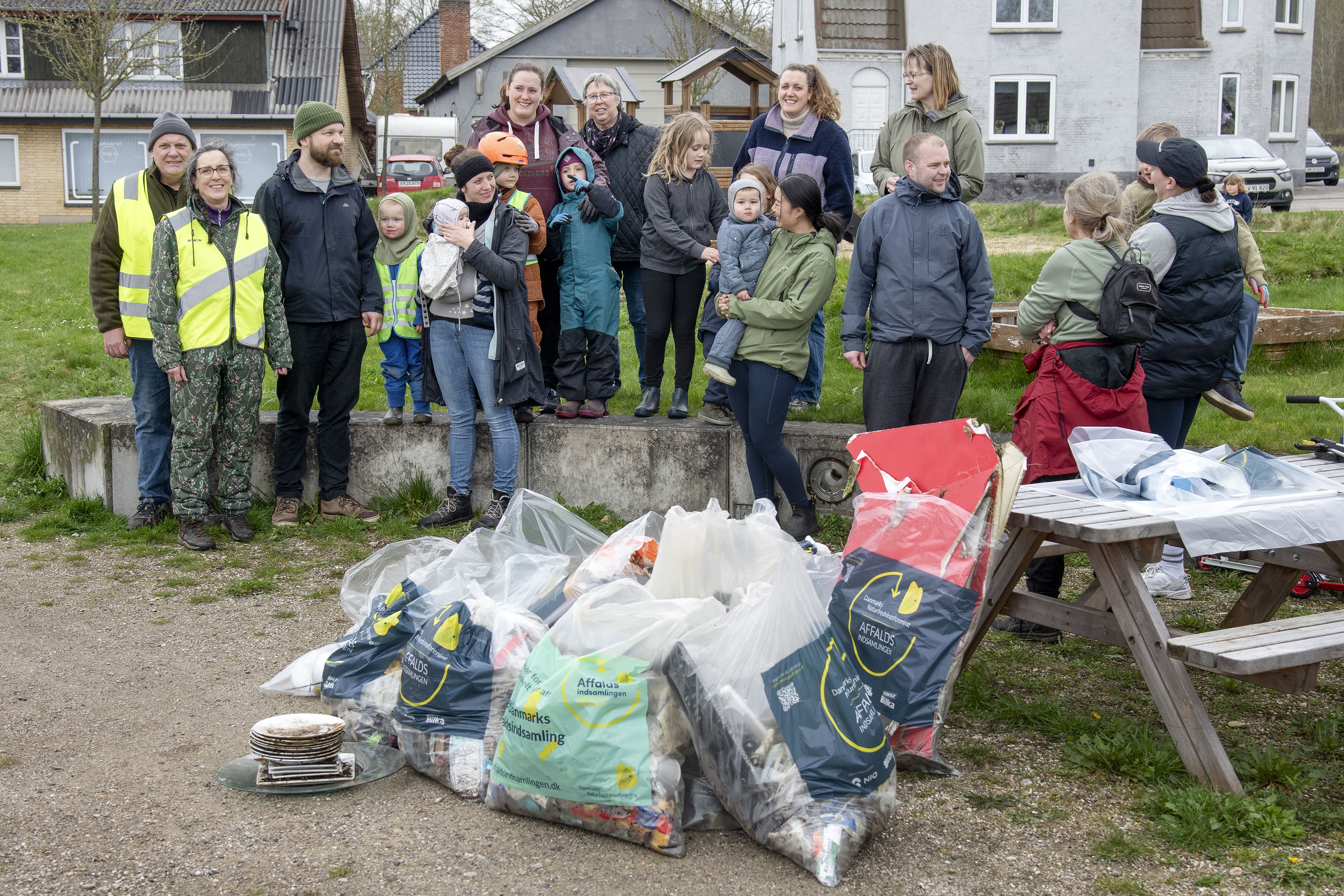 Affaldsindsamling i forbindelse med fejringen af borger nr. 100.000 i Fårup