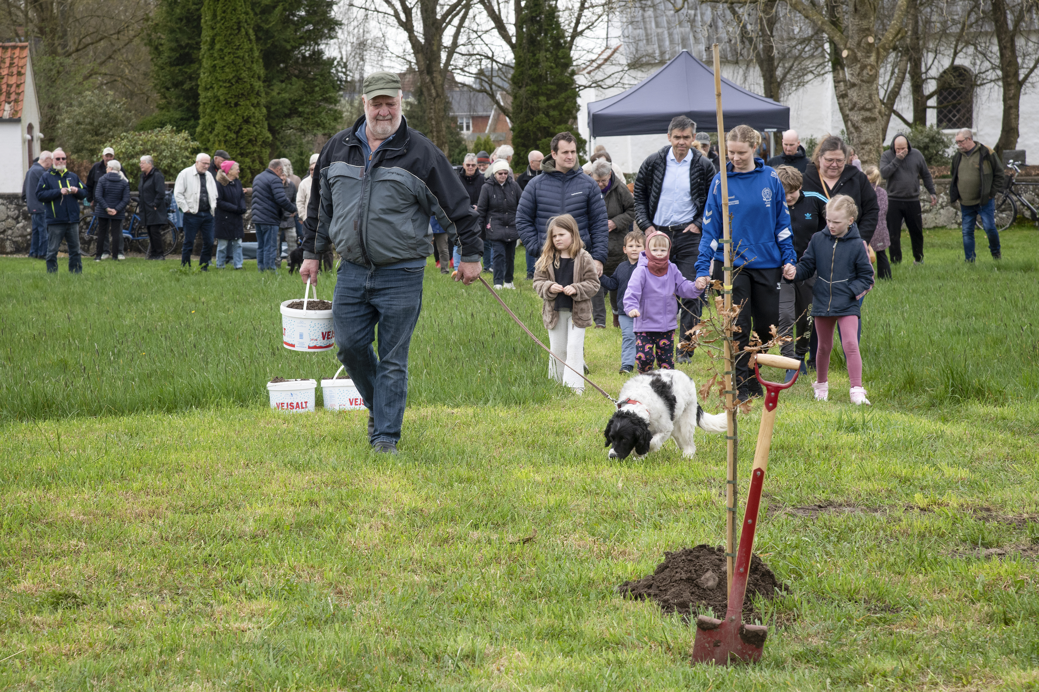 Plantning af træ i forbindelse med fejringen af borger nr. 100.000 i Asferg