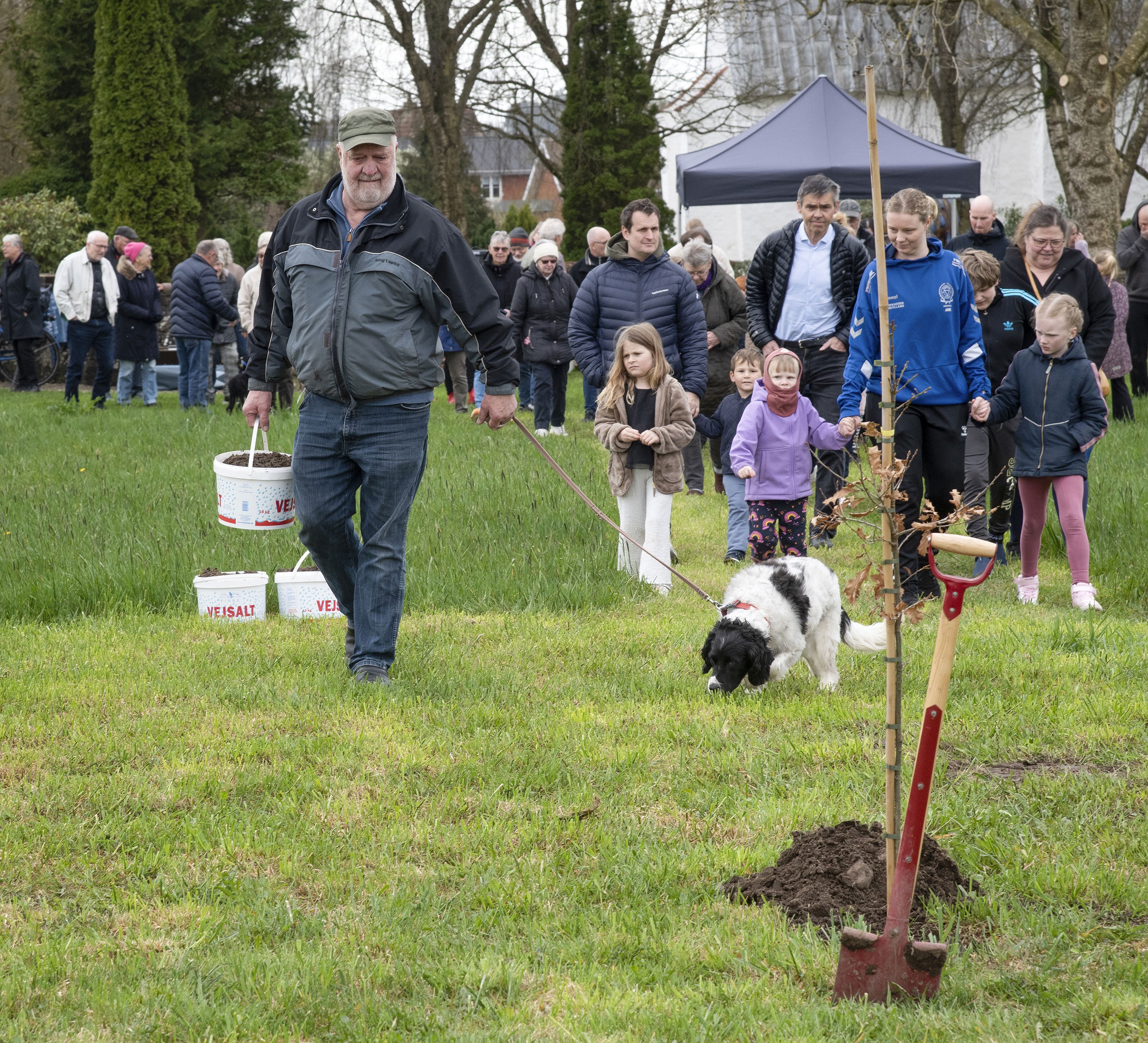 Plantning af træ i forbindelse med fejringen af borger nr. 100.000 i Asferg