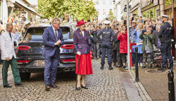 Dronningen på vej til Hotel Randers