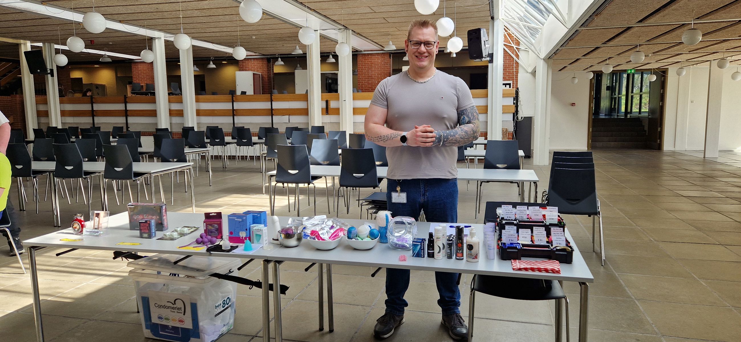 Mand ved bord i forhal på uddannelsessted