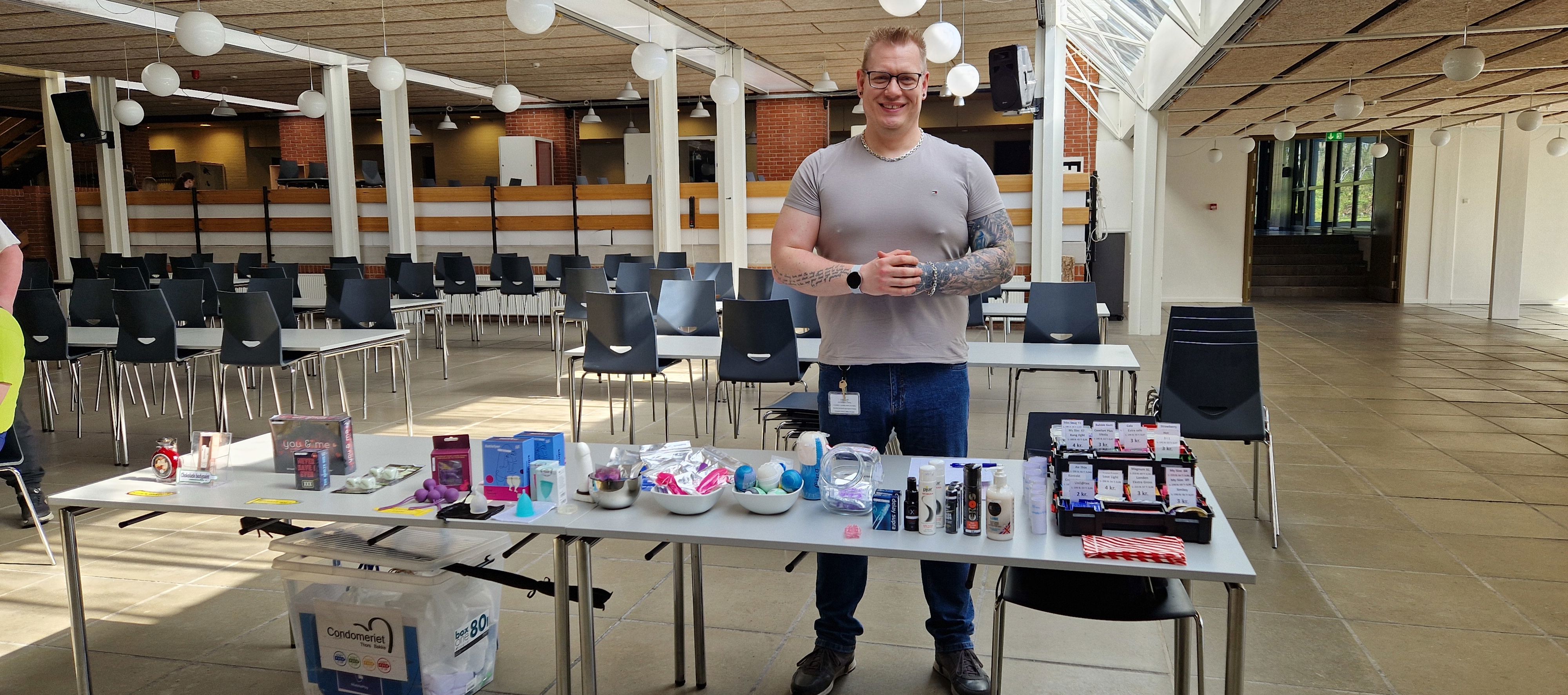 Mand ved bord i forhal på uddannelsessted