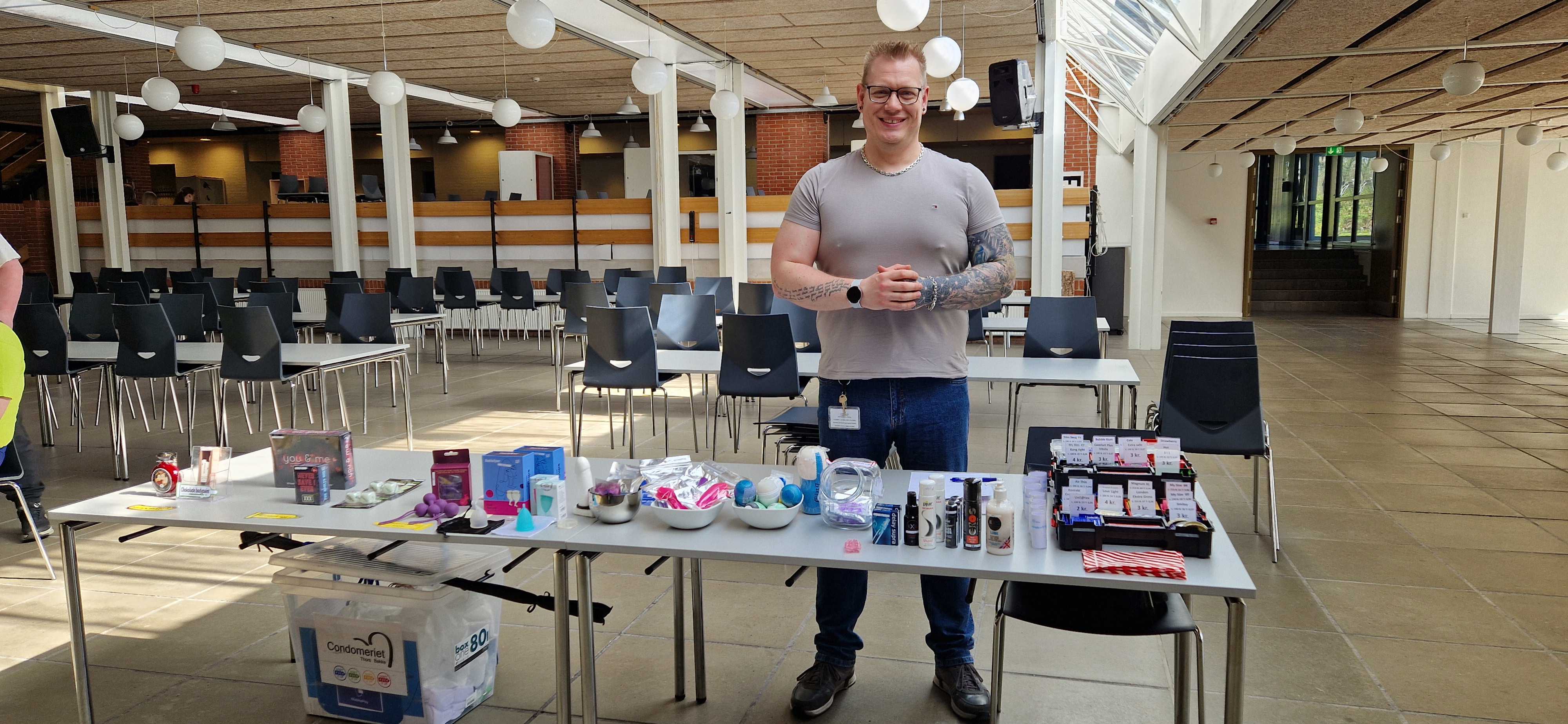 Mand ved bord i forhal på uddannelsessted