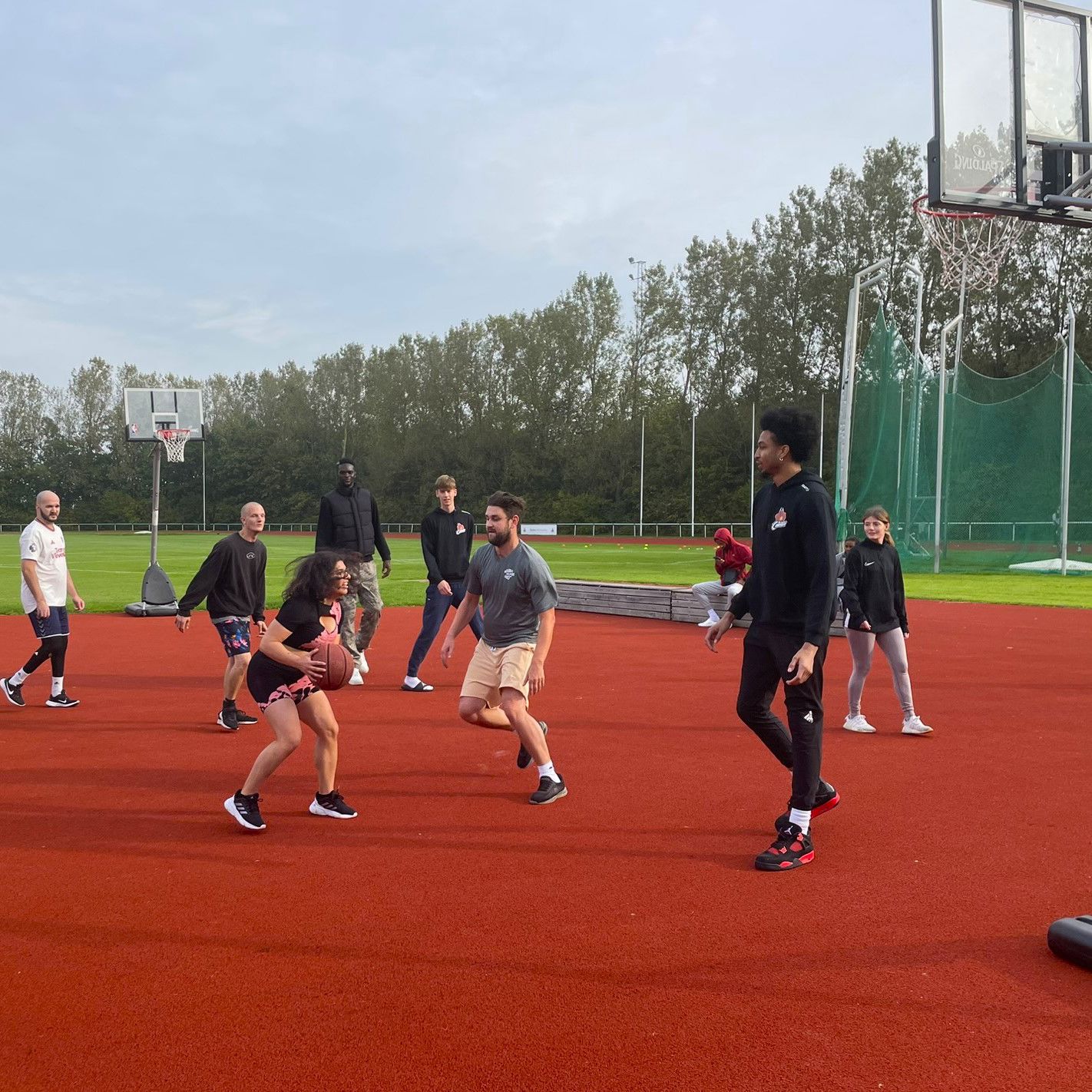 Spillerne fra Randers Cimbria giver en smagsprøve på basketball