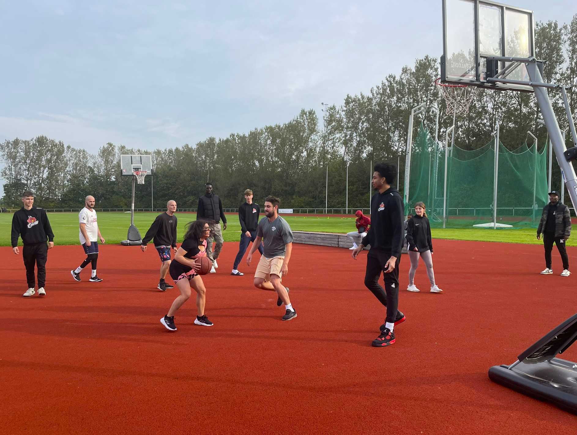 Spillerne fra Randers Cimbria giver en smagsprøve på basketball