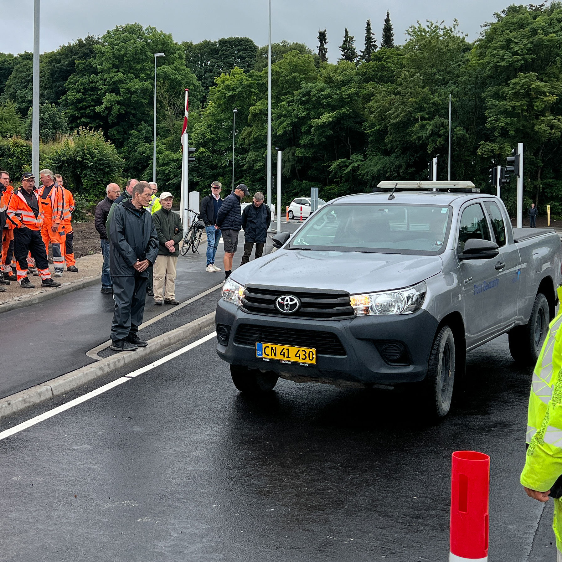 Daniel Madié havde han taget plads i en af havnens biler