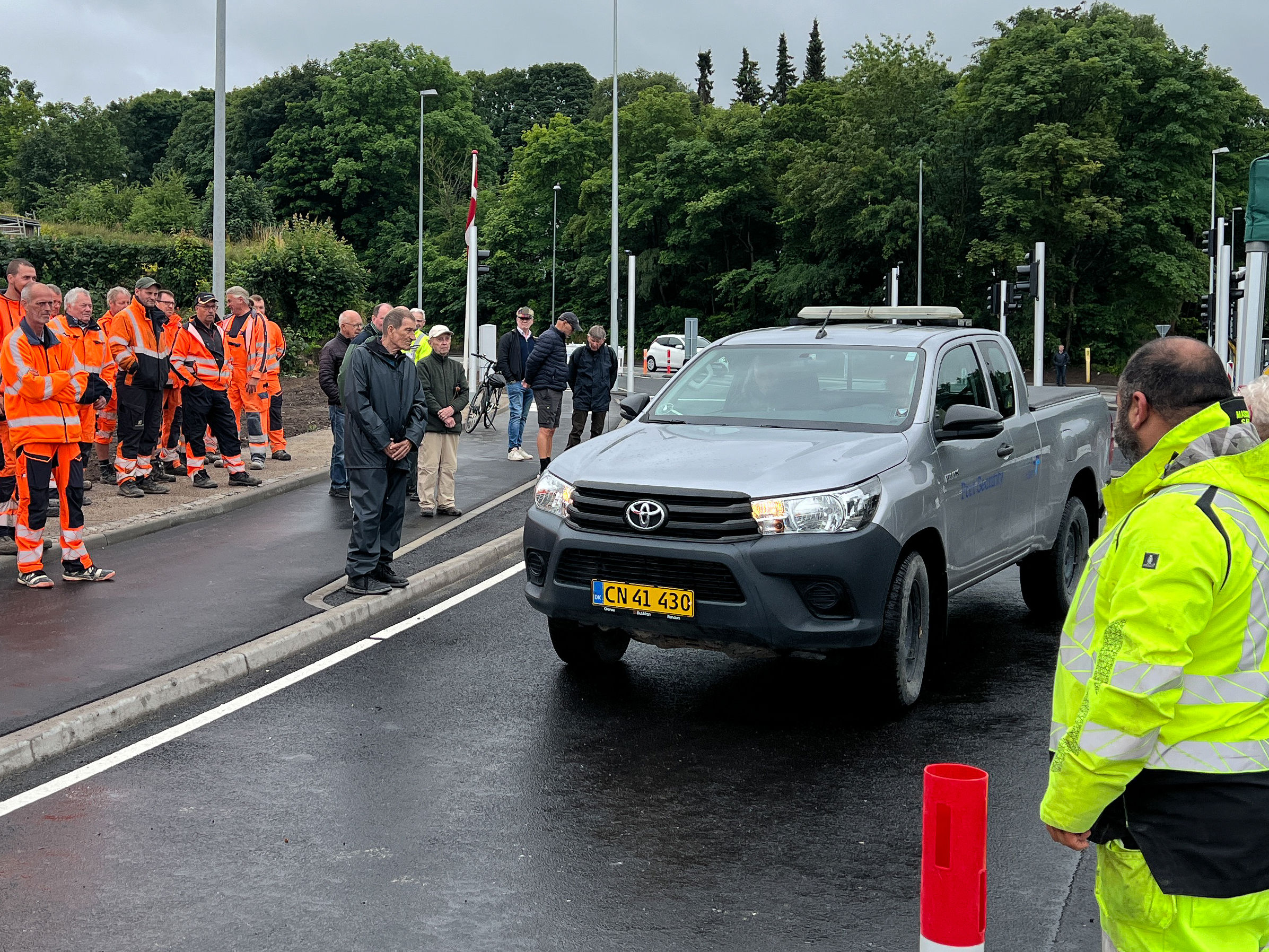 Daniel Madié havde han taget plads i en af havnens biler