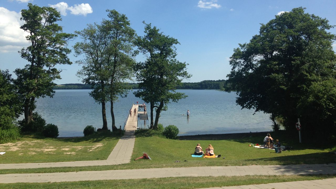 Badestrand og bro i vestenden af Fussing Sø