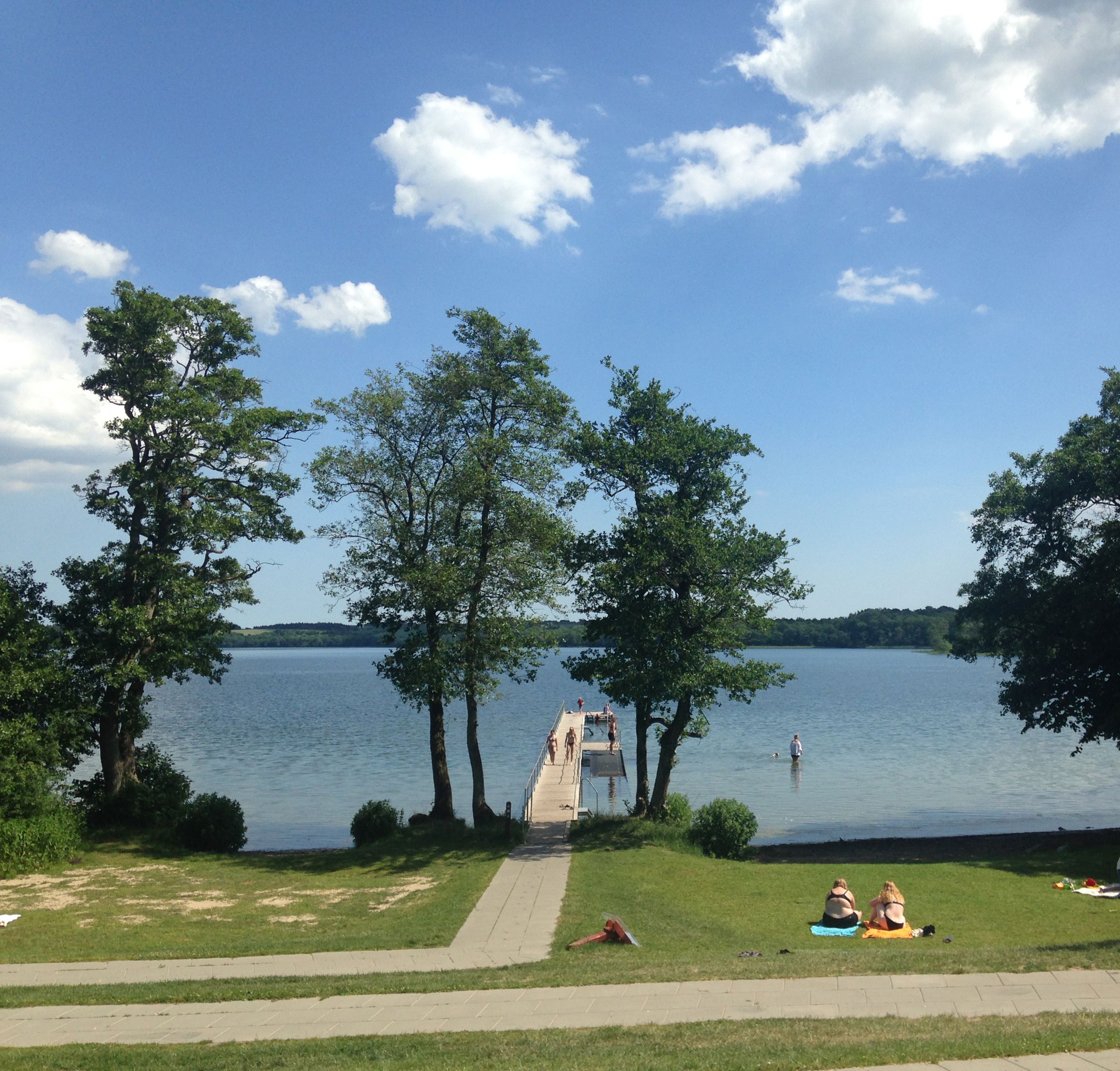 Badestrand og bro i vestenden af Fussing Sø