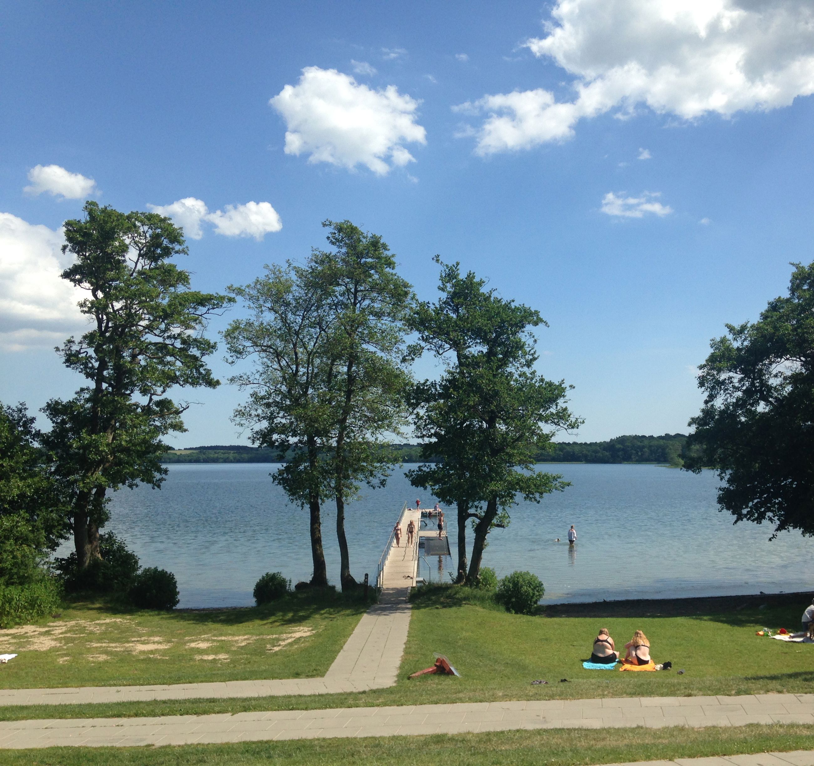 Badestrand og bro i vestenden af Fussing Sø