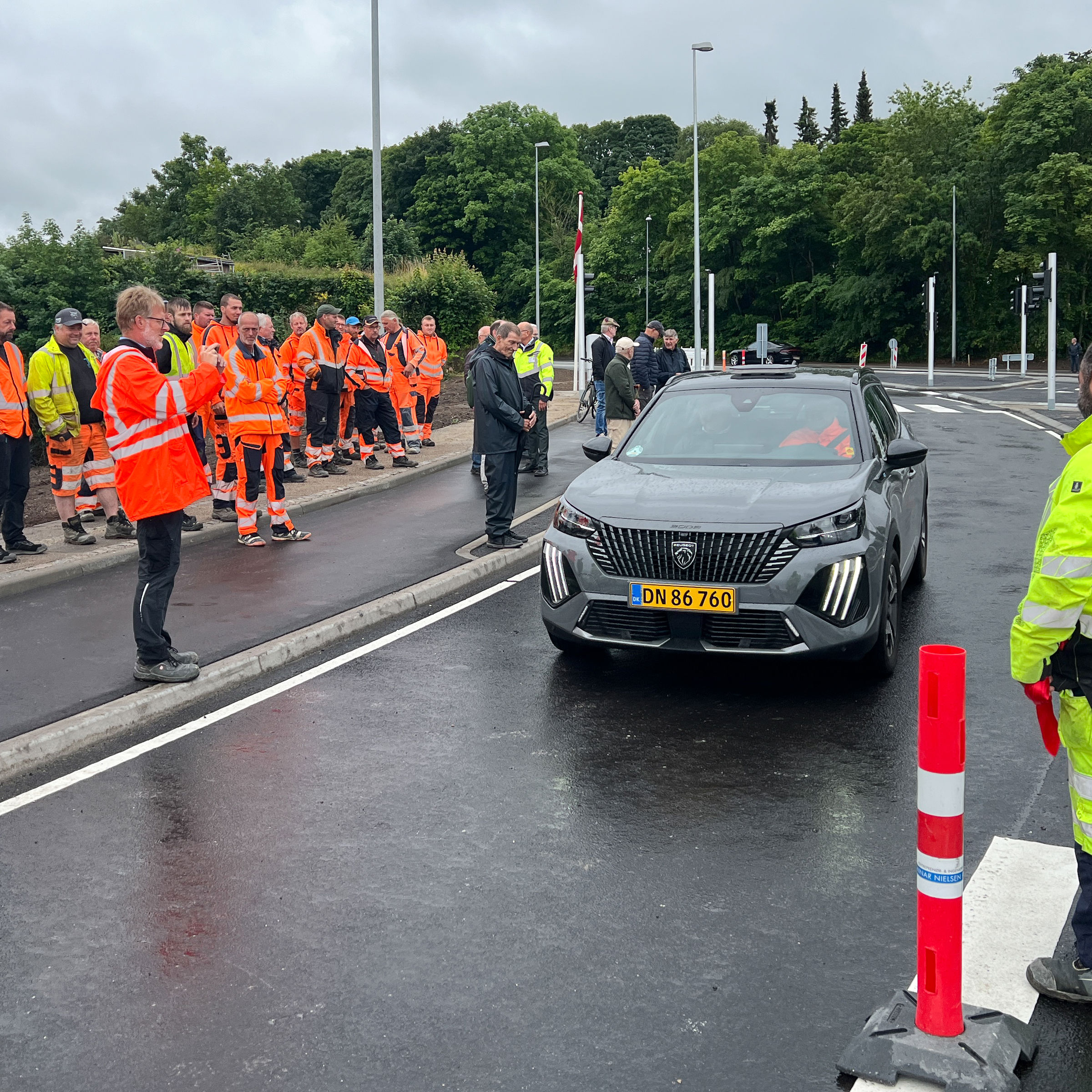 Bil kører på nyåbnet Ny Havnevej